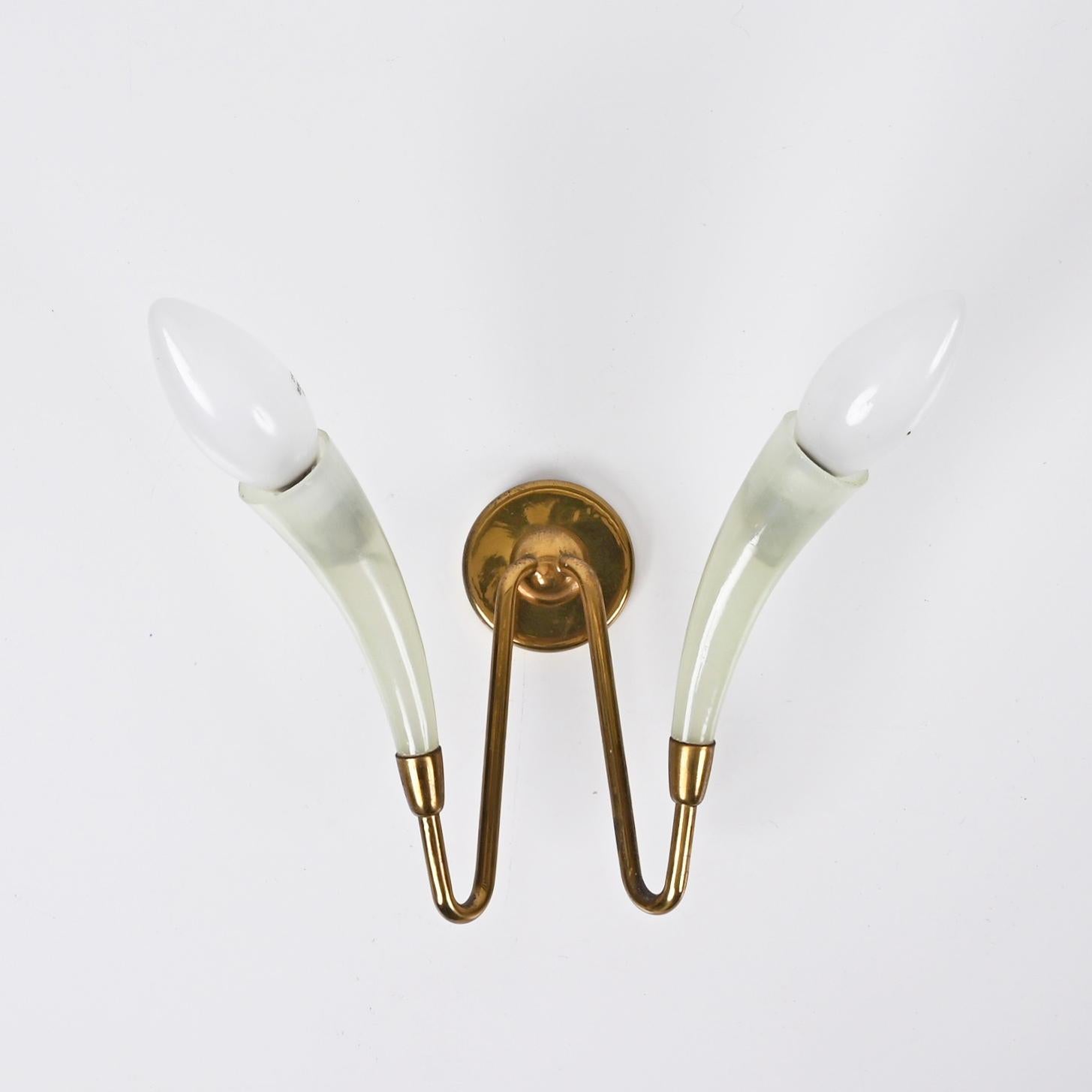 Pareja de candelabros italianos de cristal de Murano verde y latón, Guglielmo UIrich, años 40 en Bueno estado para la venta en Roma, IT