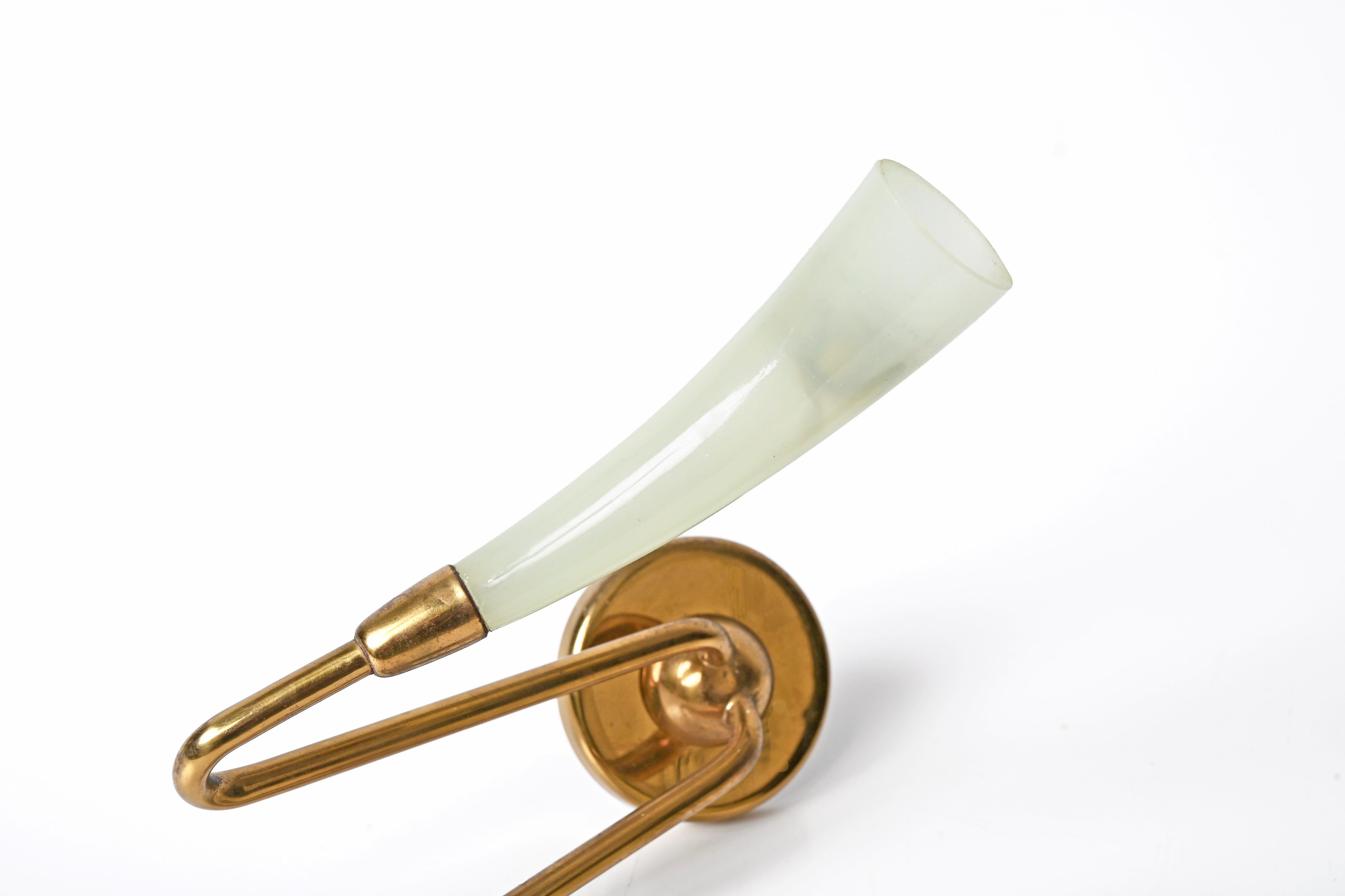 Pareja de candelabros italianos de cristal de Murano verde y latón, Guglielmo UIrich, años 40 mediados del siglo XX en venta