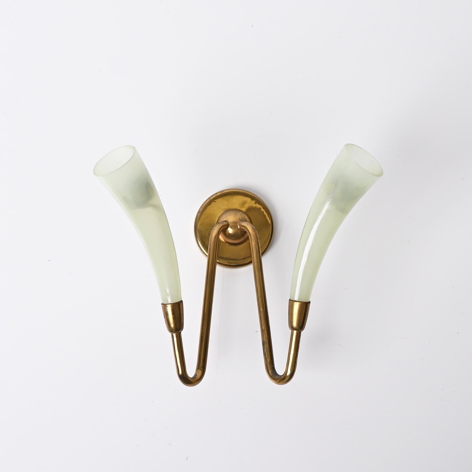 Pareja de candelabros italianos de cristal de Murano verde y latón, Guglielmo UIrich, años 40 Latón en venta