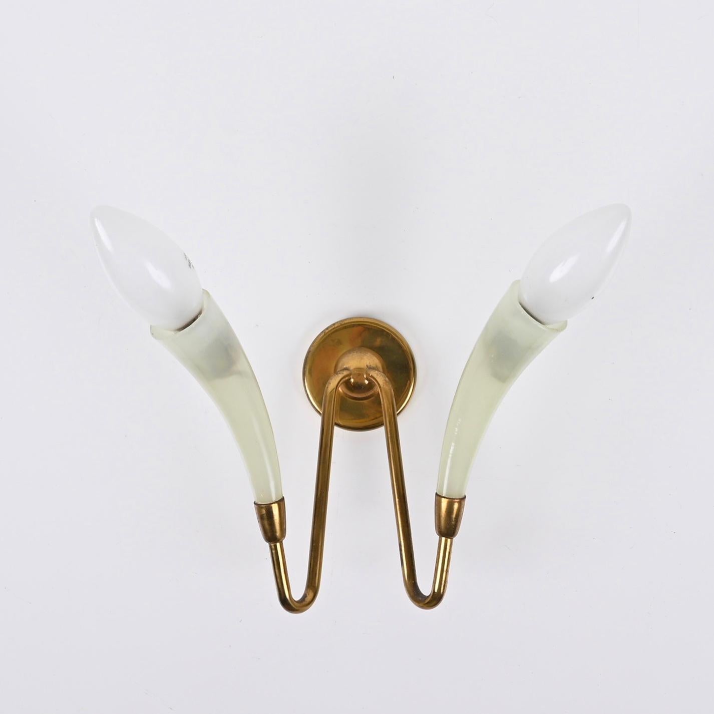 Pareja de candelabros italianos de cristal de Murano verde y latón, Guglielmo UIrich, años 40 en venta 1