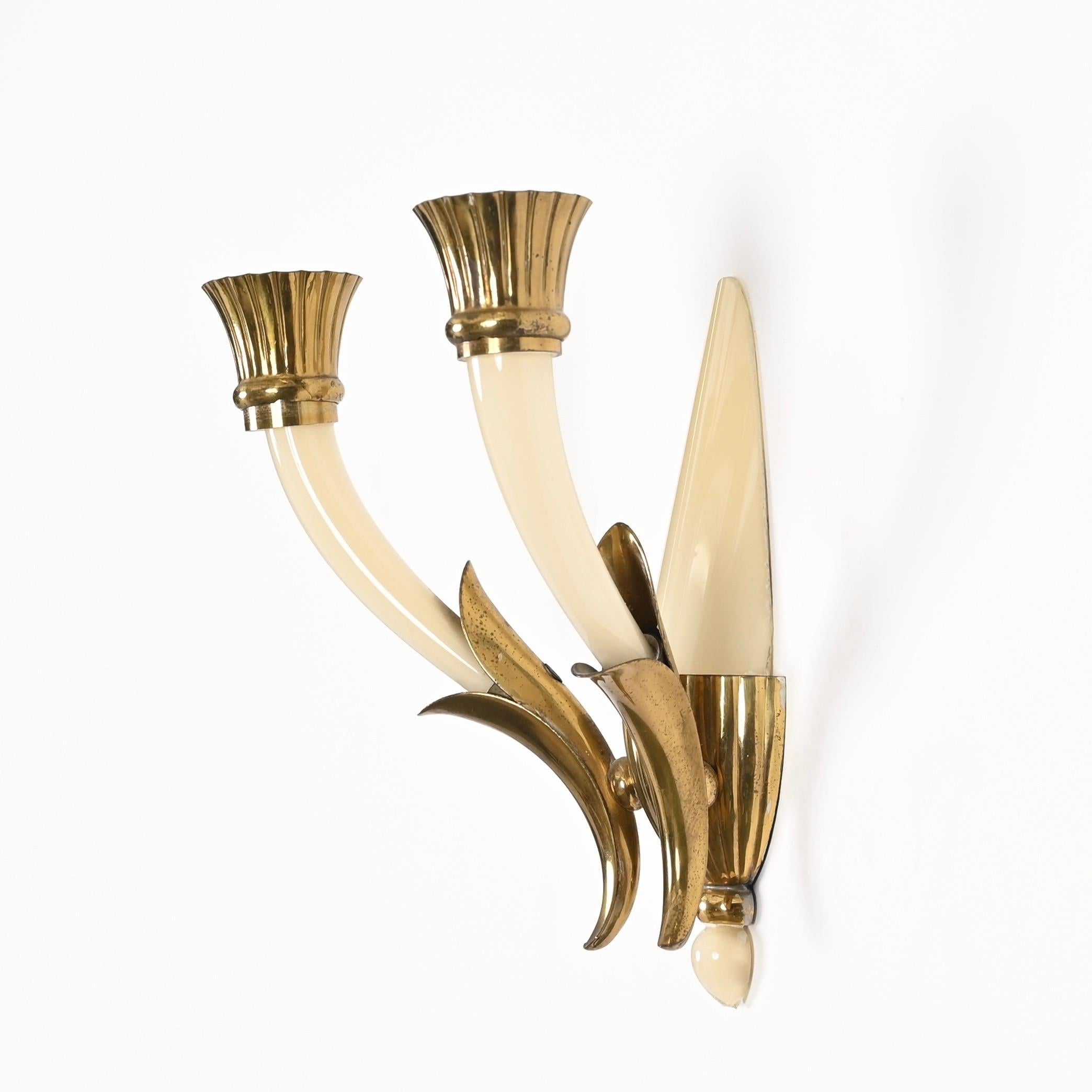 Pair of Italian Sconces in Ivory Murano Glass and Brass by Ulrich, Italy 1940s For Sale 4