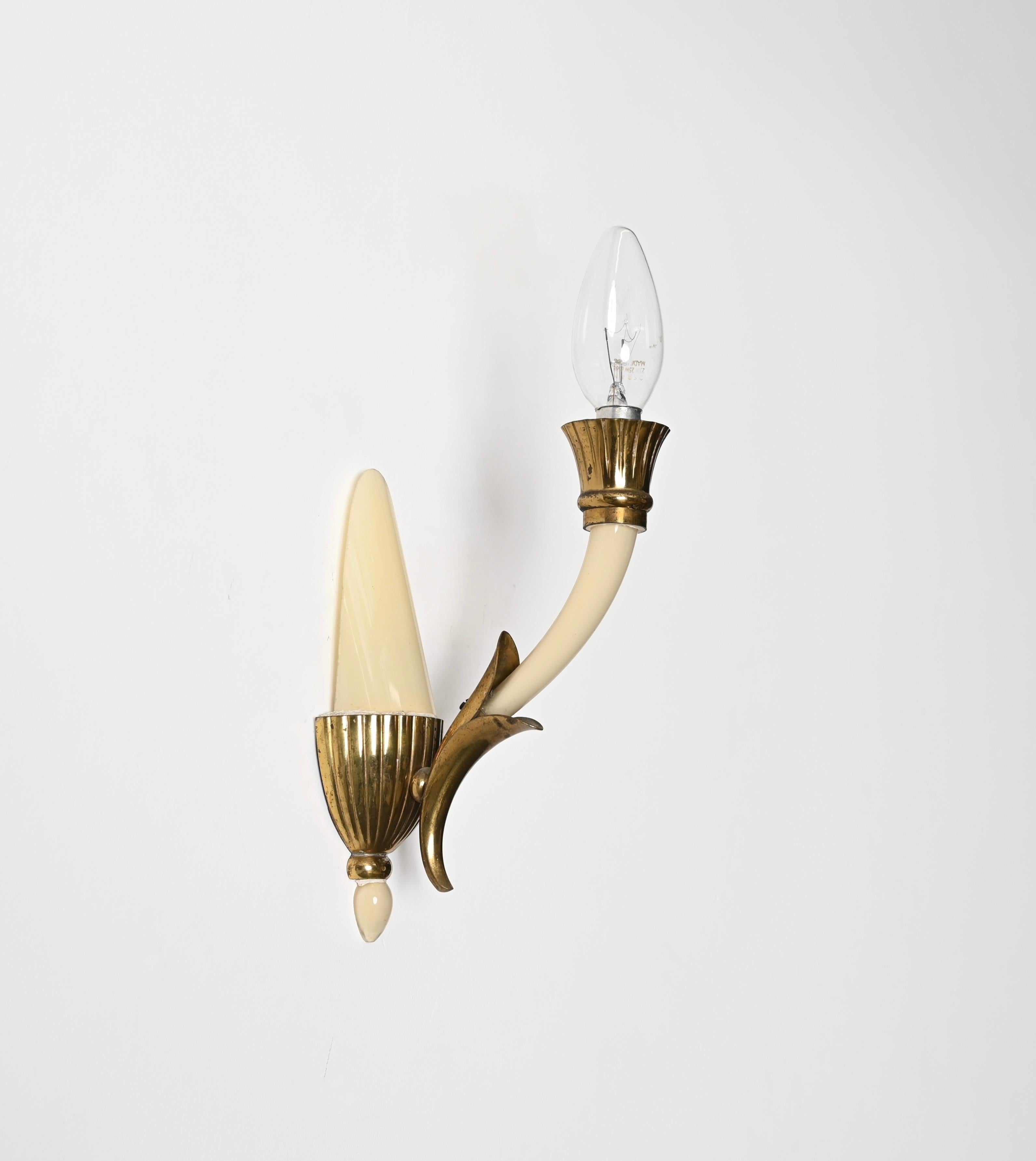 Pair of Italian Sconces in Ivory Murano Glass and Brass by Ulrich, Italy 1940s For Sale 4