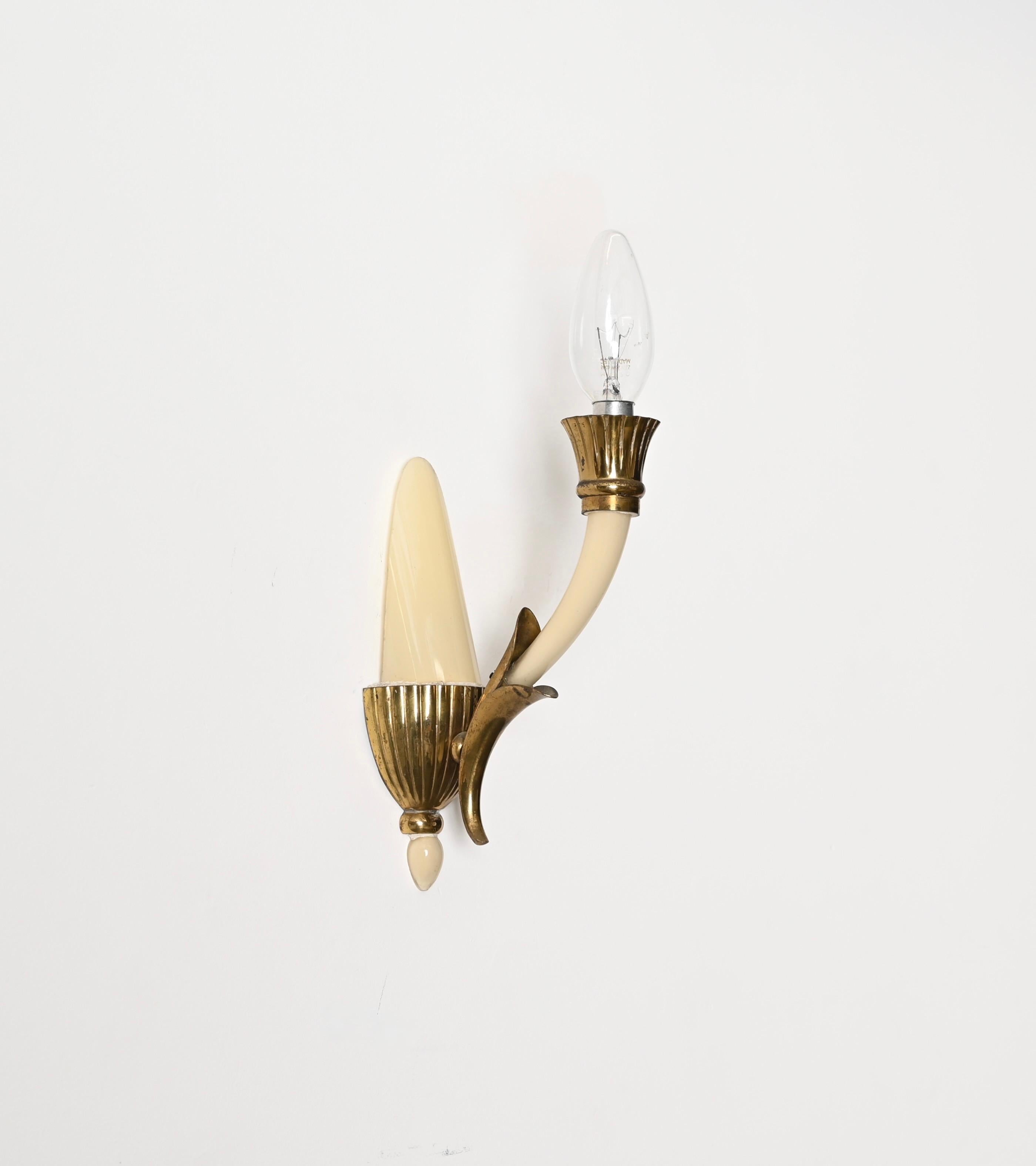 Pair of Italian Sconces in Ivory Murano Glass and Brass by Ulrich, Italy 1940s For Sale 5