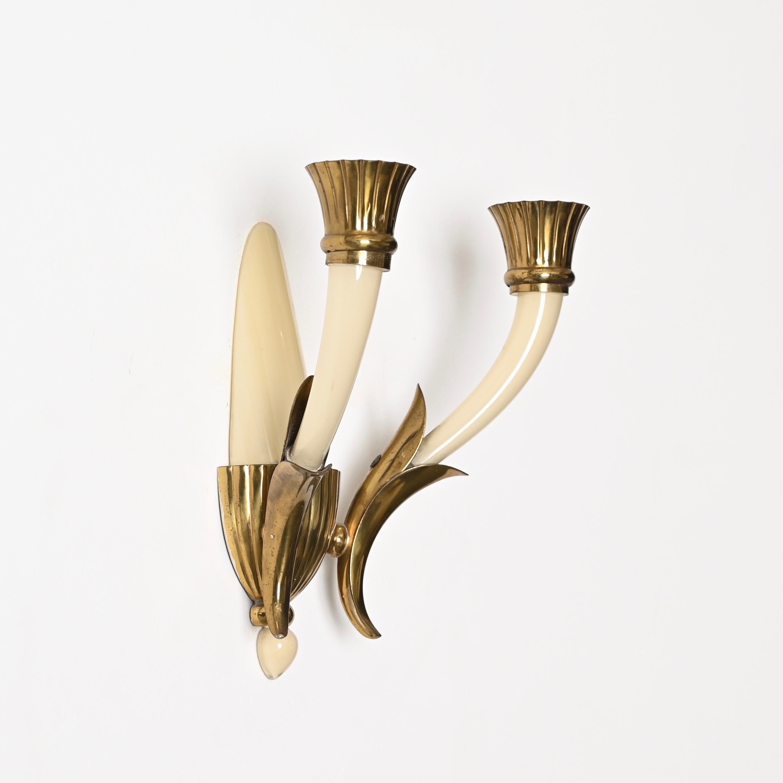Wunderschönes Paar Wandlampen aus elfenbeinfarbenem Murano-Kunstglas und Messing. Diese charmanten Wandleuchter wurden von Guglielmo Ulrich entworfen und in den 1940er Jahren in Venedig hergestellt. 

Die Qualität dieser seltenen Wandleuchten ist