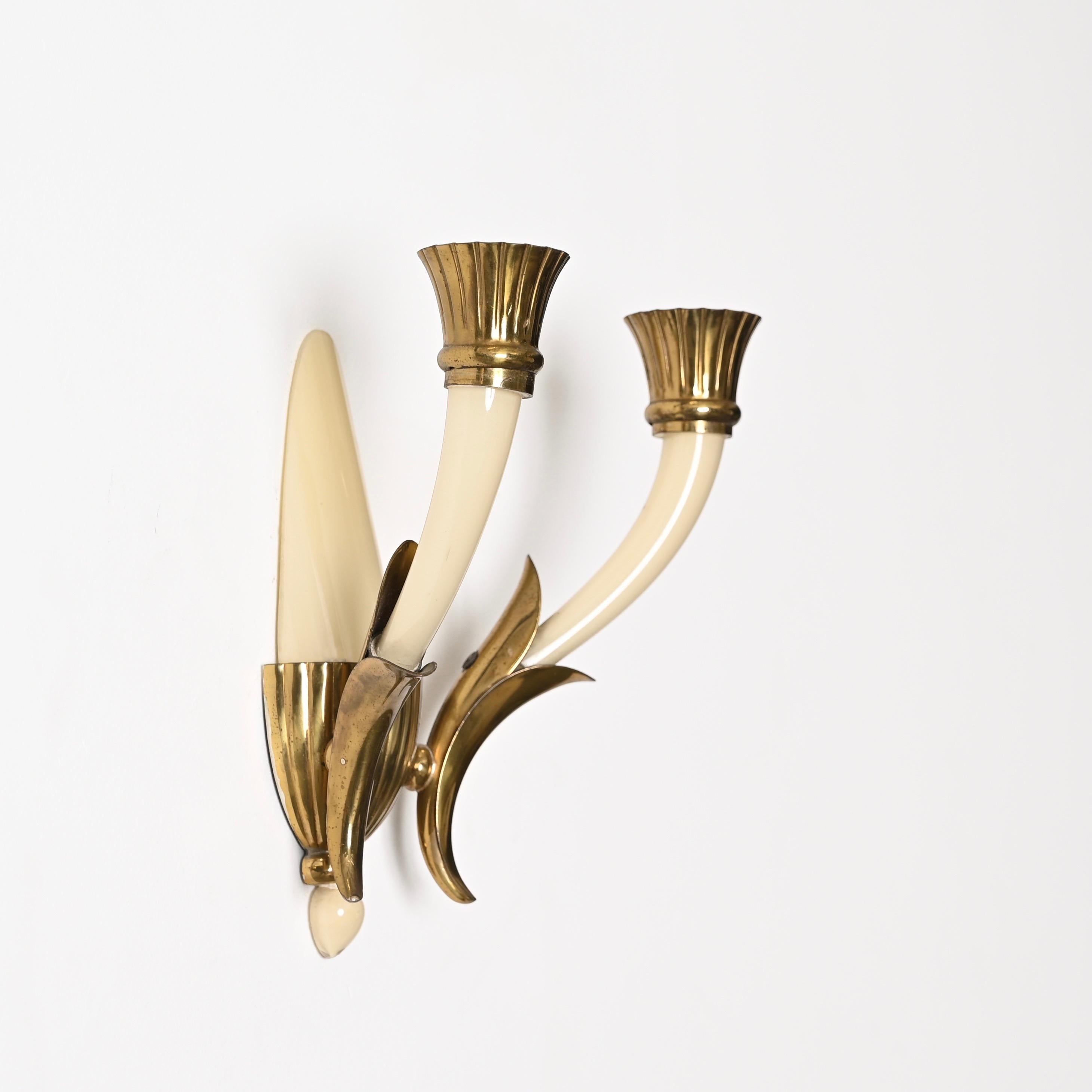 Mid-Century Modern Pair of Italian Sconces in Ivory Murano Glass and Brass by Ulrich, Italy 1940s For Sale