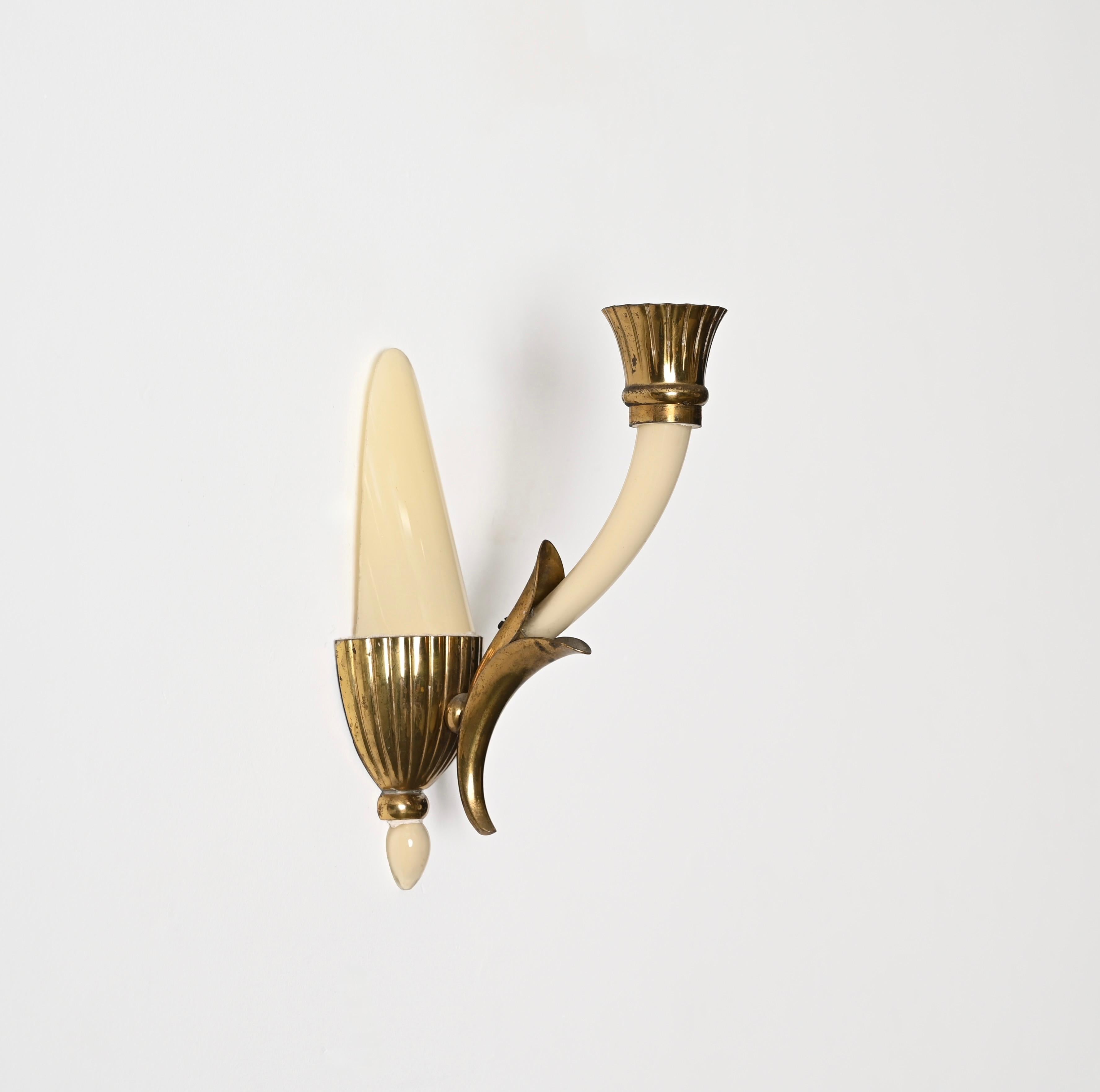 Mid-Century Modern Pair of Italian Sconces in Ivory Murano Glass and Brass by Ulrich, Italy 1940s For Sale