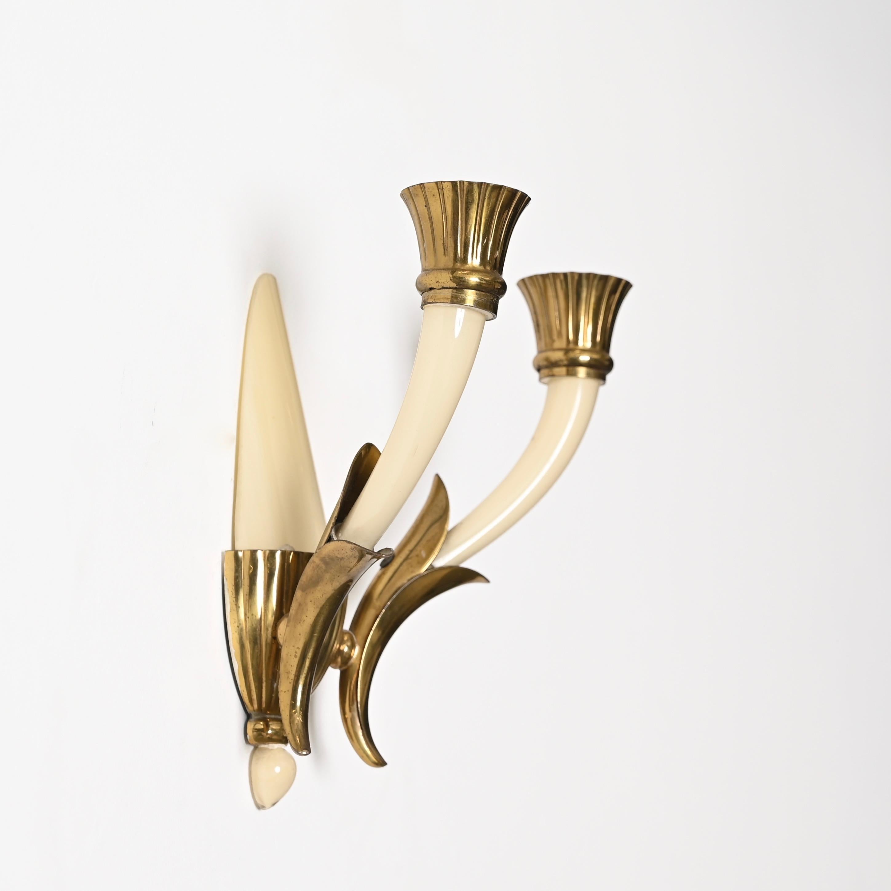 Hand-Crafted Pair of Italian Sconces in Ivory Murano Glass and Brass by Ulrich, Italy 1940s For Sale