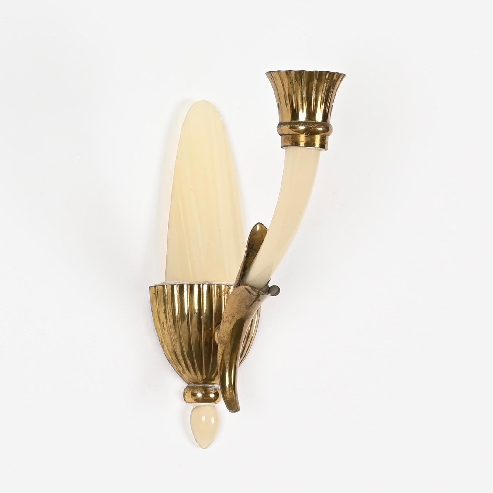 Hand-Crafted Pair of Italian Sconces in Ivory Murano Glass and Brass by Ulrich, Italy 1940s For Sale