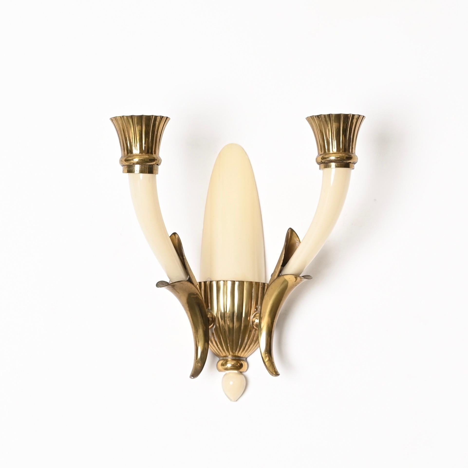 Pair of Italian Sconces in Ivory Murano Glass and Brass by Ulrich, Italy 1940s In Good Condition For Sale In Roma, IT