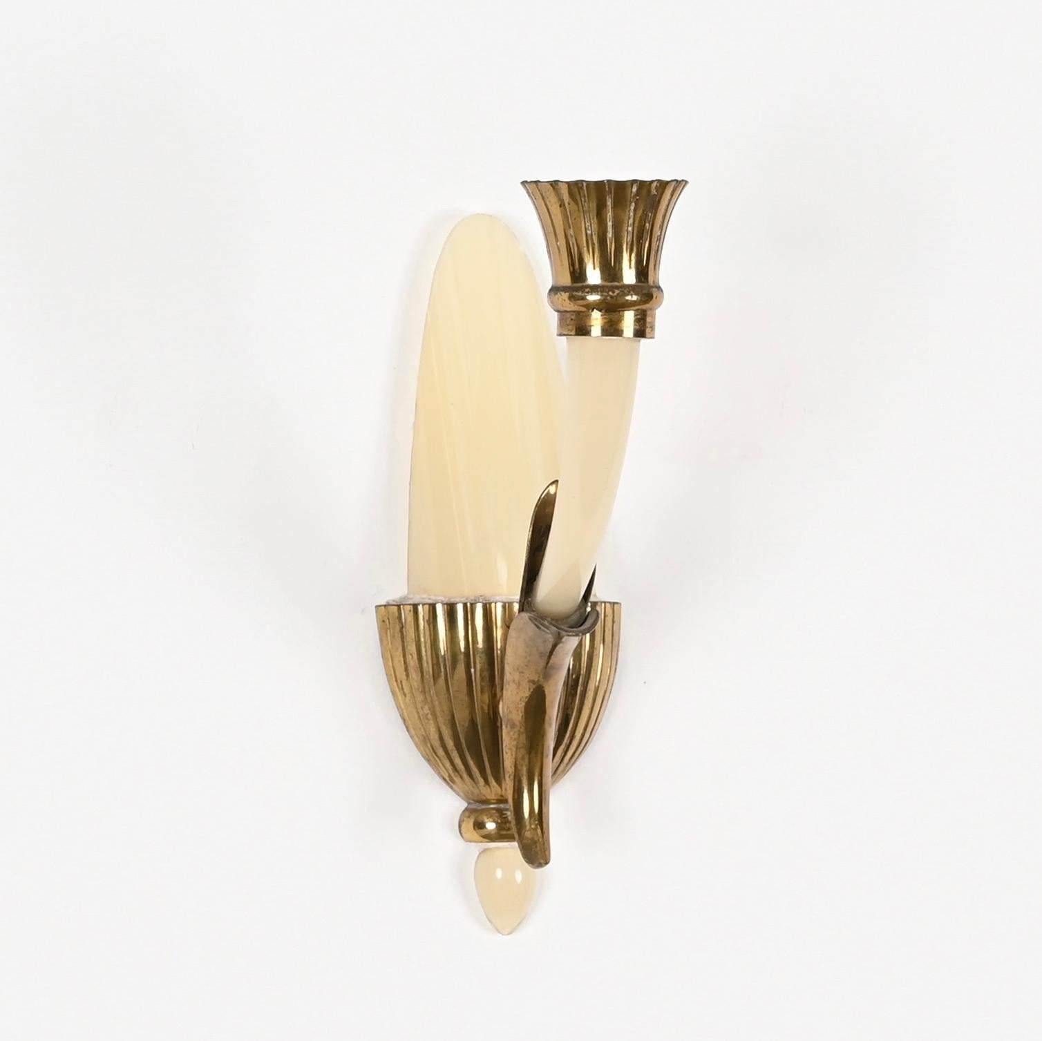 Pair of Italian Sconces in Ivory Murano Glass and Brass by Ulrich, Italy 1940s In Good Condition For Sale In Roma, IT