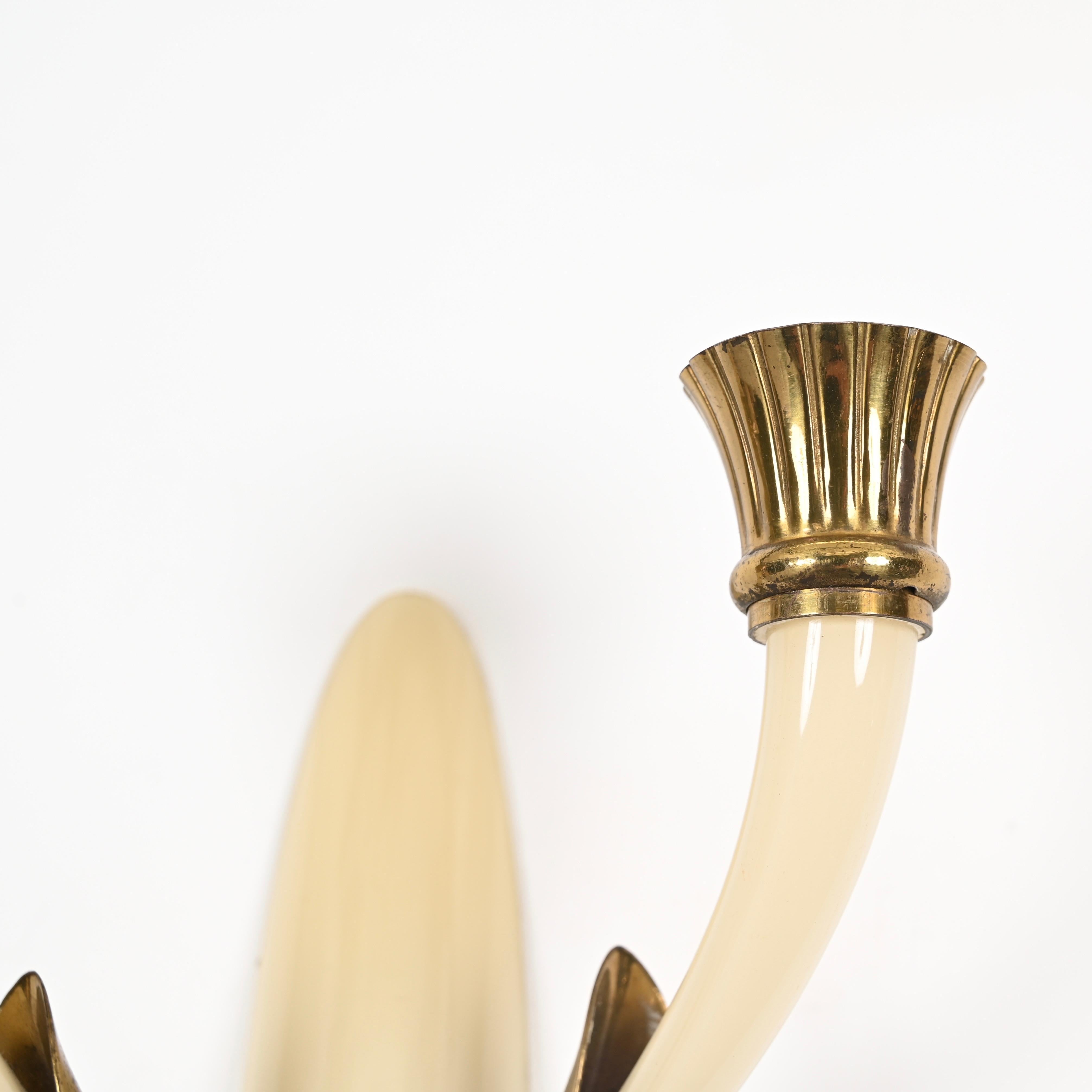 Mid-20th Century Pair of Italian Sconces in Ivory Murano Glass and Brass by Ulrich, Italy 1940s For Sale