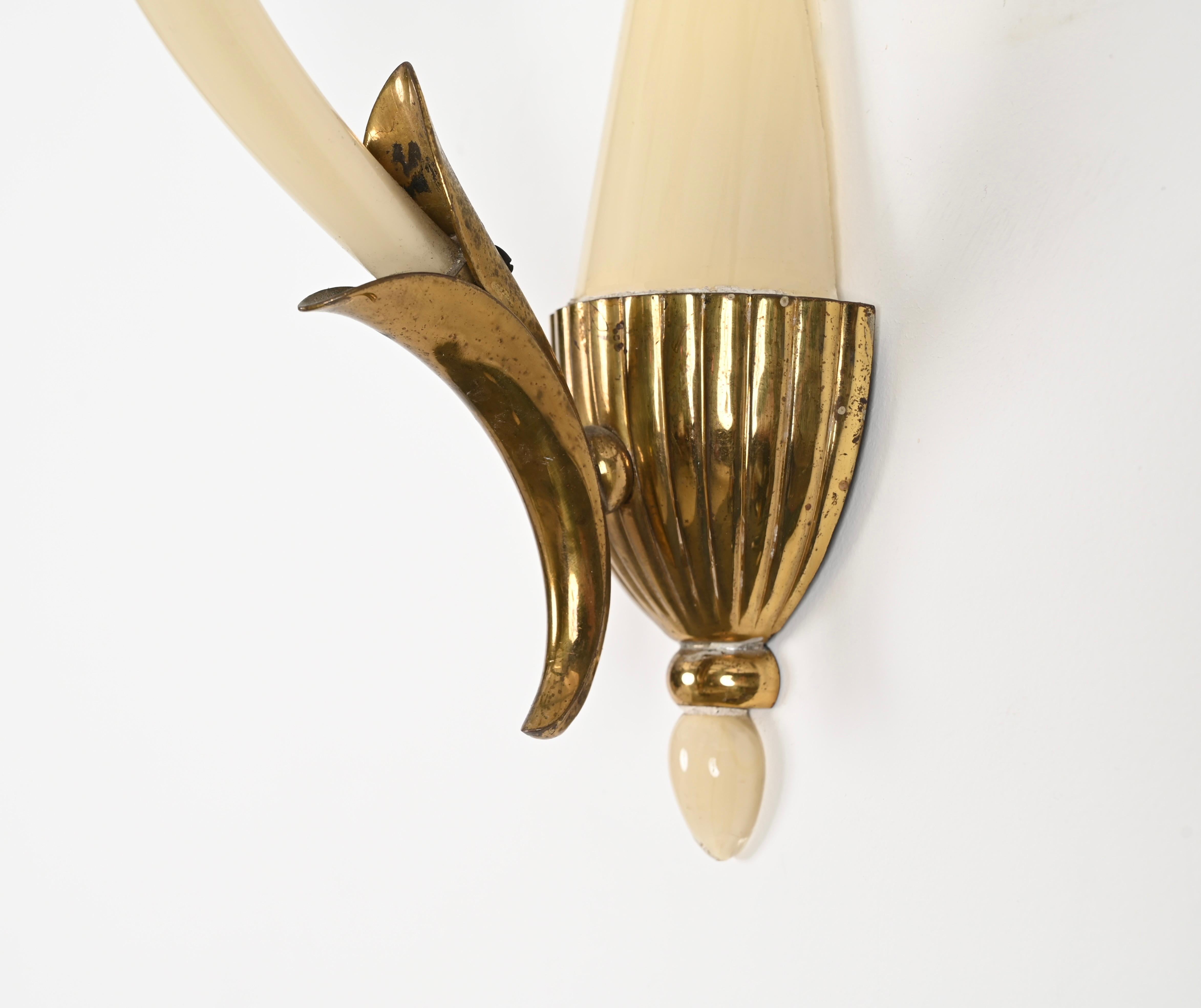 Mid-20th Century Pair of Italian Sconces in Ivory Murano Glass and Brass by Ulrich, Italy 1940s For Sale