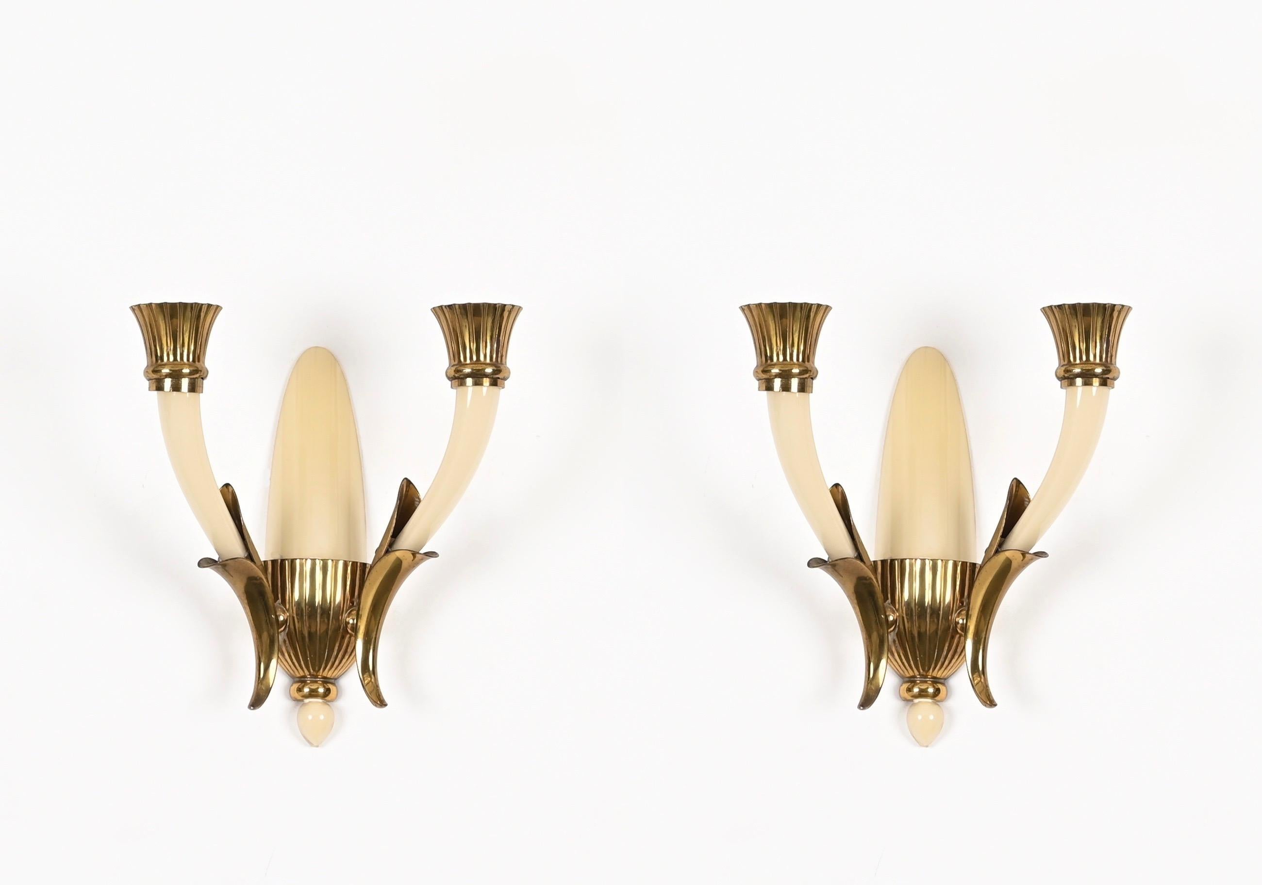 Pair of Italian Sconces in Ivory Murano Glass and Brass by Ulrich, Italy 1940s For Sale 1