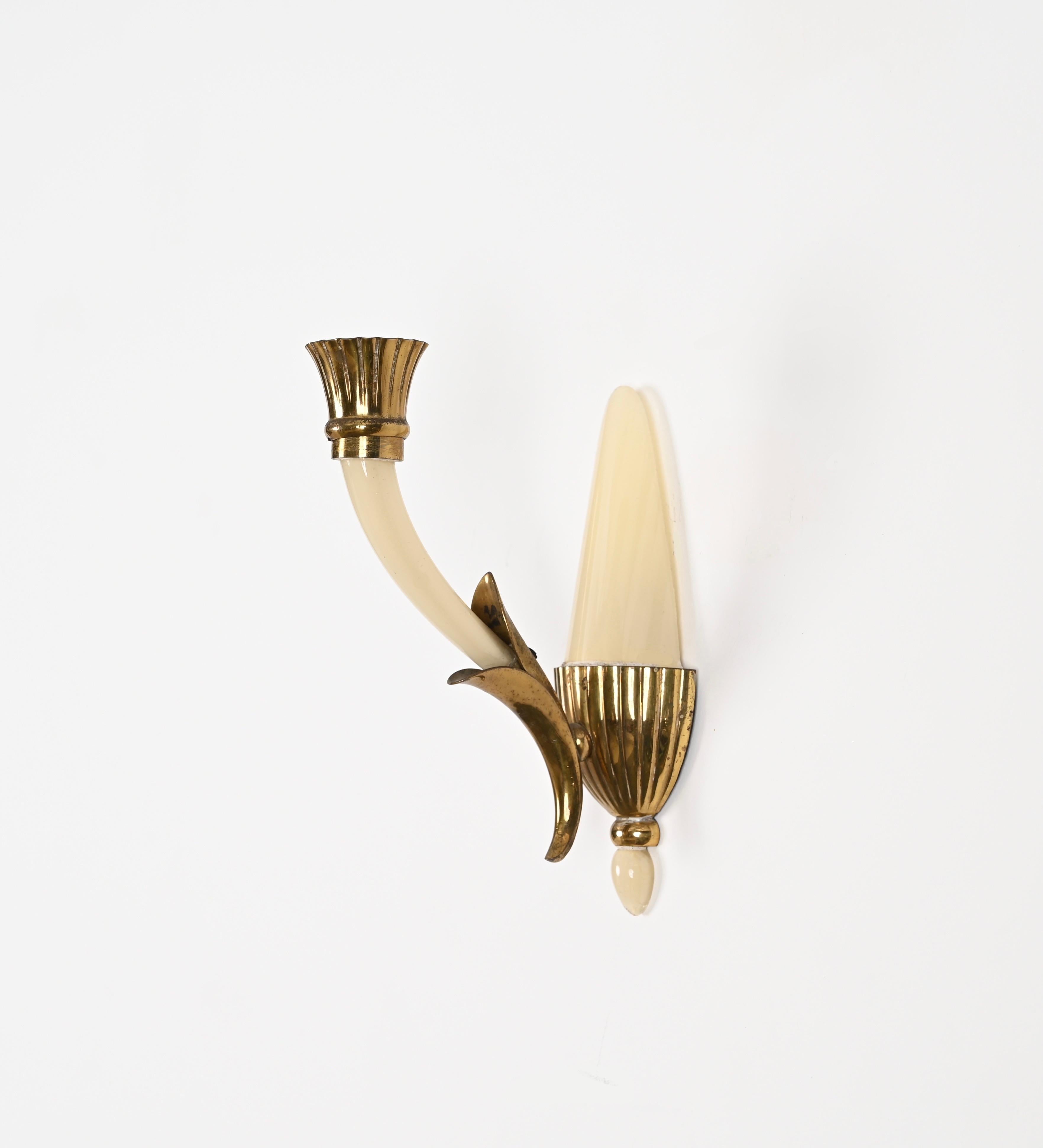 Pair of Italian Sconces in Ivory Murano Glass and Brass by Ulrich, Italy 1940s For Sale 1