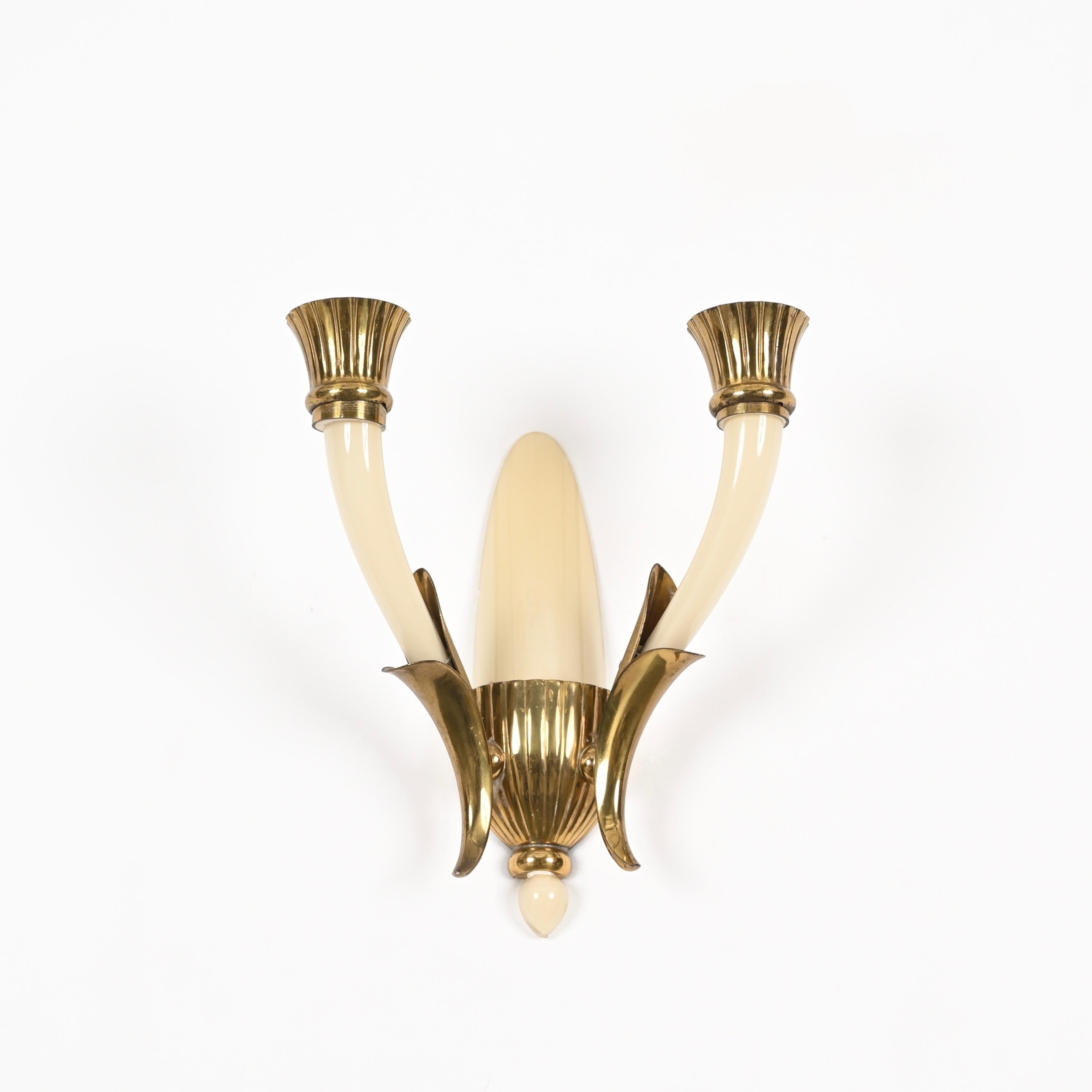 Pair of Italian Sconces in Ivory Murano Glass and Brass by Ulrich, Italy 1940s For Sale 2