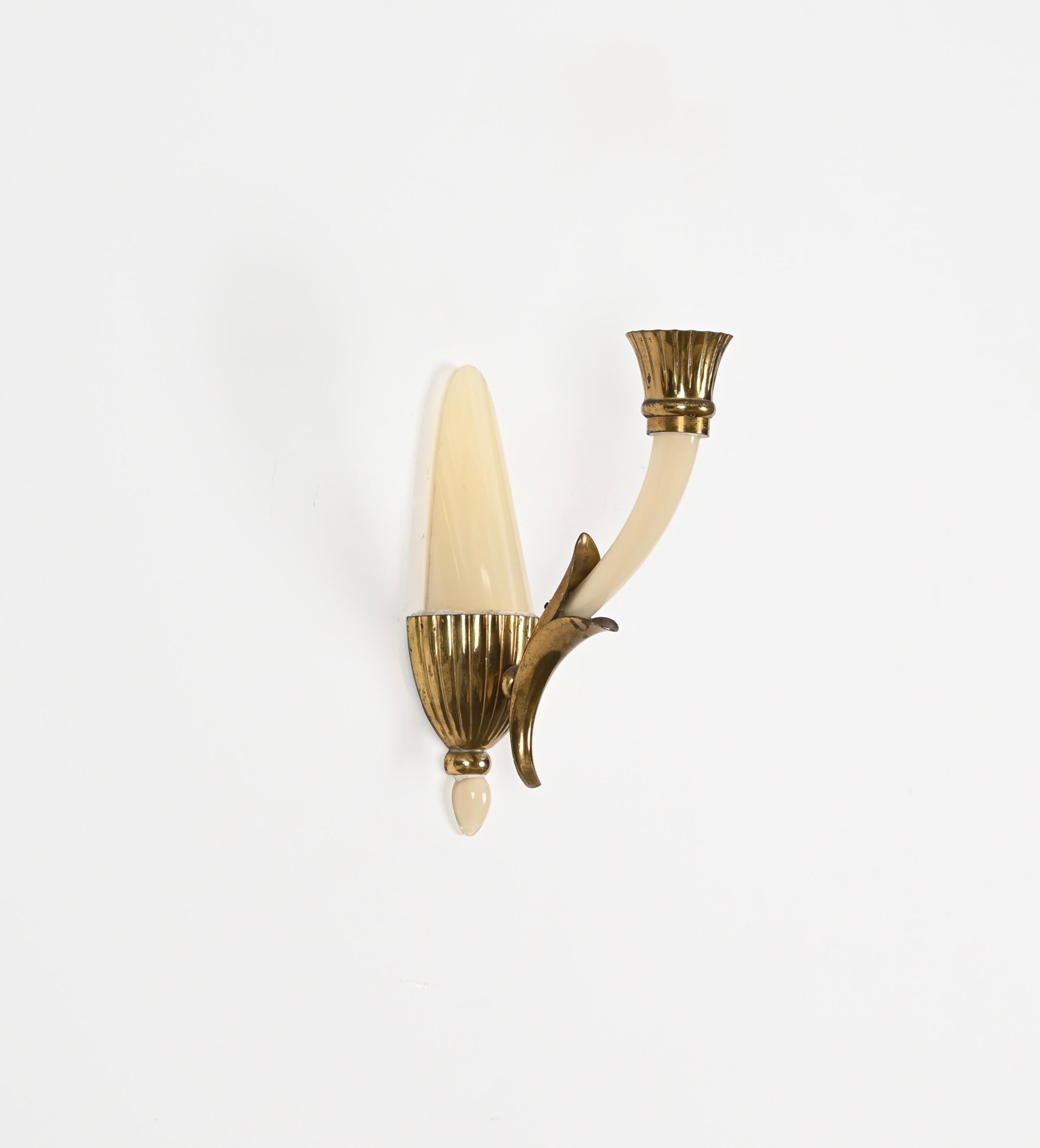 Pair of Italian Sconces in Ivory Murano Glass and Brass by Ulrich, Italy 1940s For Sale 2