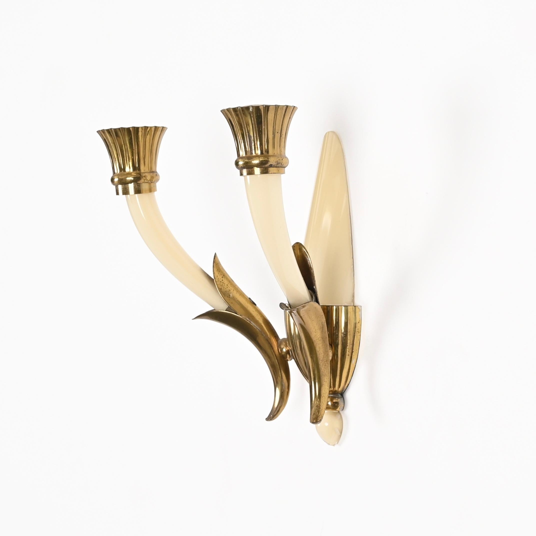 Pair of Italian Sconces in Ivory Murano Glass and Brass by Ulrich, Italy 1940s For Sale 3