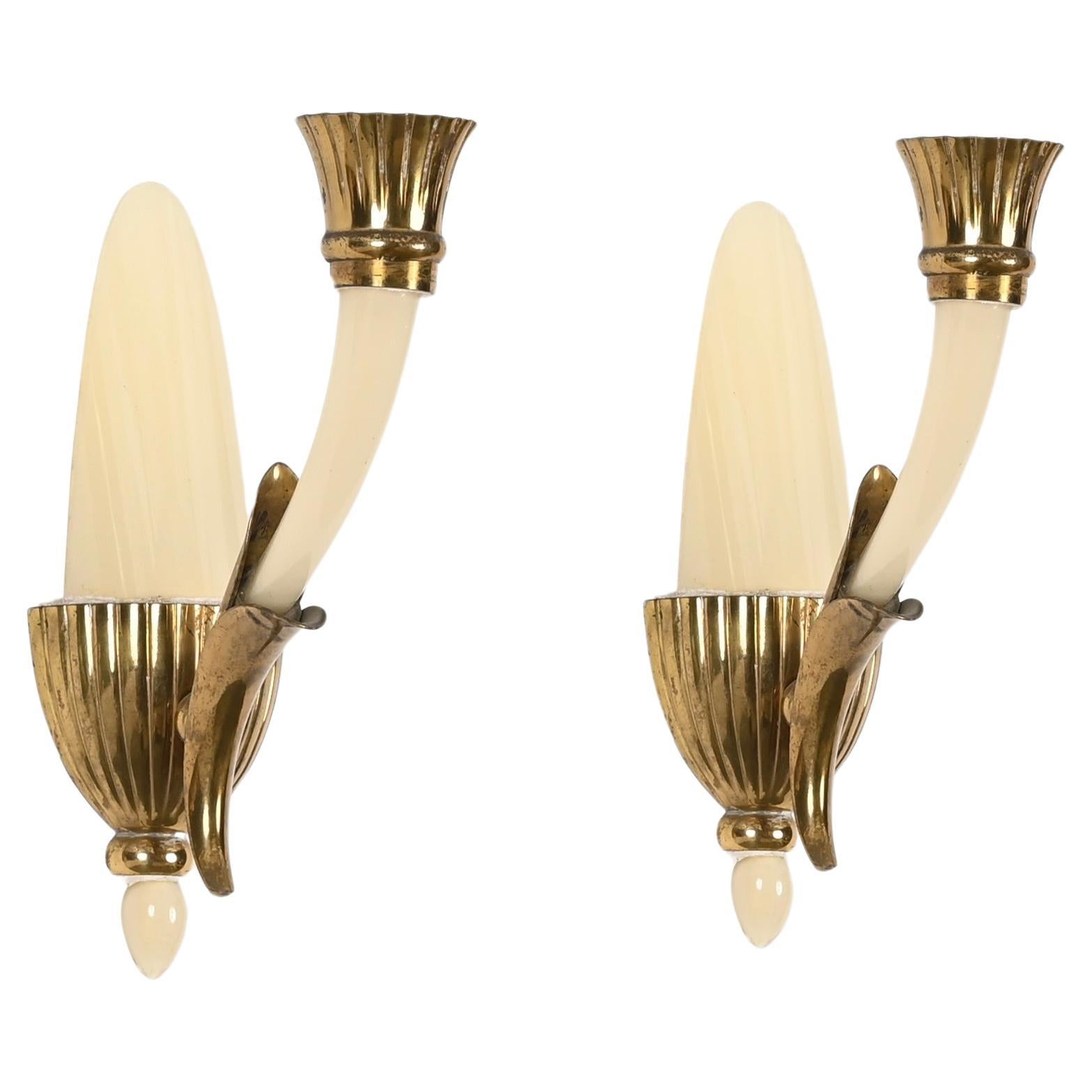 Pair of Italian Sconces in Ivory Murano Glass and Brass by Ulrich, Italy 1940s For Sale