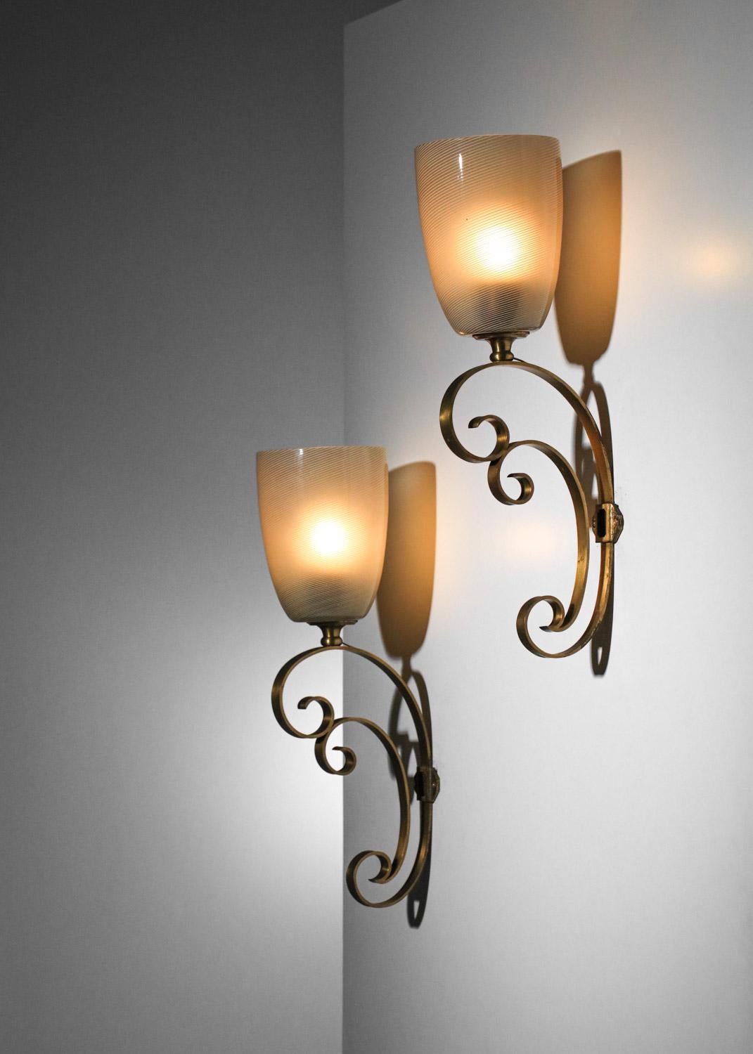 Paire d'appliques italiennes en verre de Murano sur structure en métal doré des années 60 en vente 4
