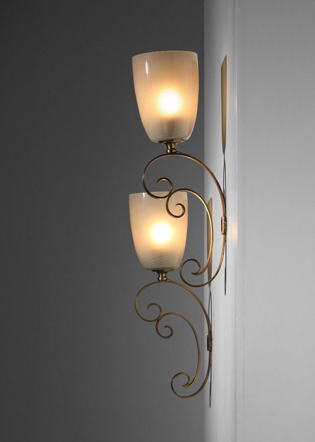 Paire d'appliques italiennes en verre de Murano sur structure en métal doré des années 60 en vente 5