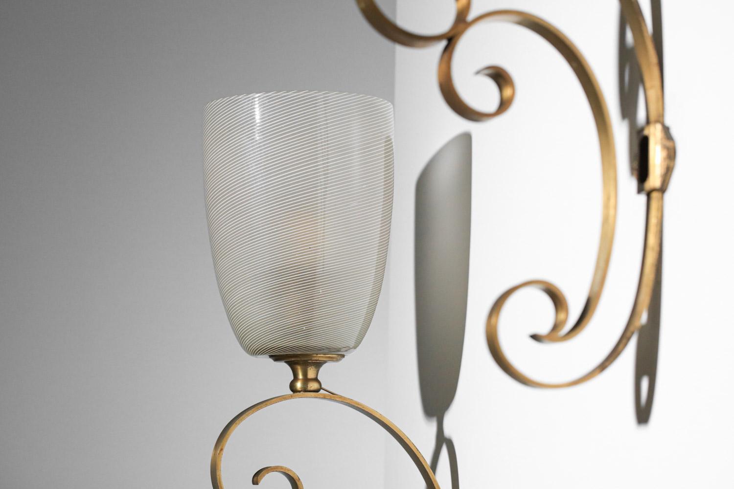 Paire d'appliques italiennes en verre de Murano sur structure en métal doré des années 60 en vente 9