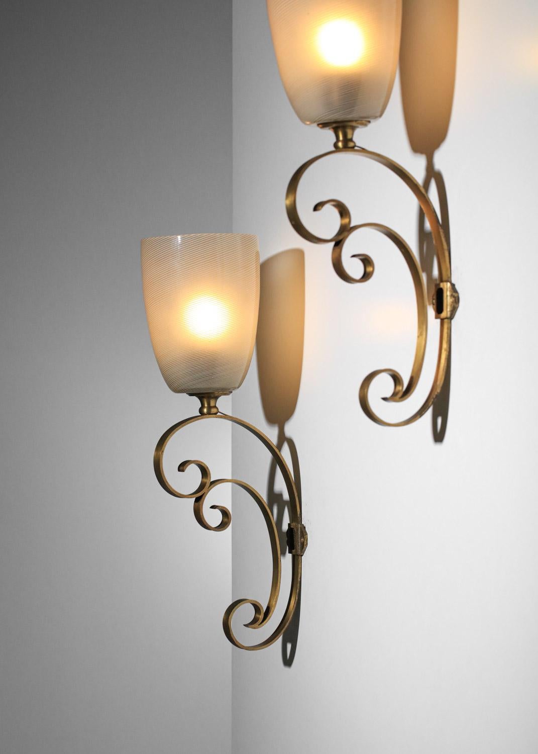 Mid-Century Modern Paire d'appliques italiennes en verre de Murano sur structure en métal doré des années 60 en vente