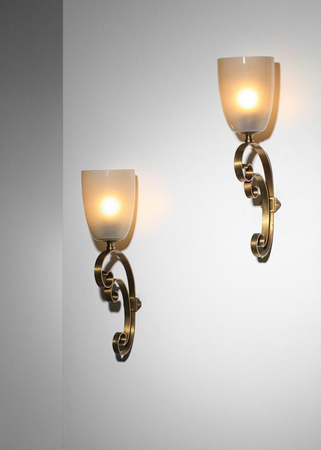 Paire d'appliques italiennes en verre de Murano sur structure en métal doré des années 60 Bon état - En vente à Ternay, Auvergne-Rhône-Alpes