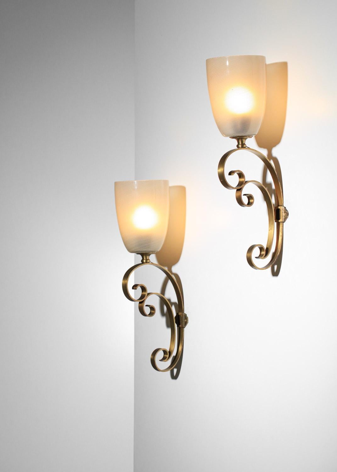 Laiton Paire d'appliques italiennes en verre de Murano sur structure en métal doré des années 60 en vente