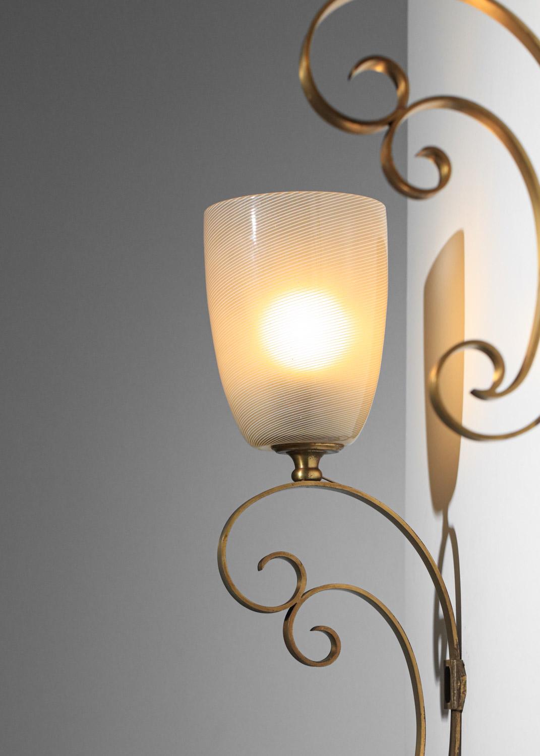 Paire d'appliques italiennes en verre de Murano sur structure en métal doré des années 60 en vente 2