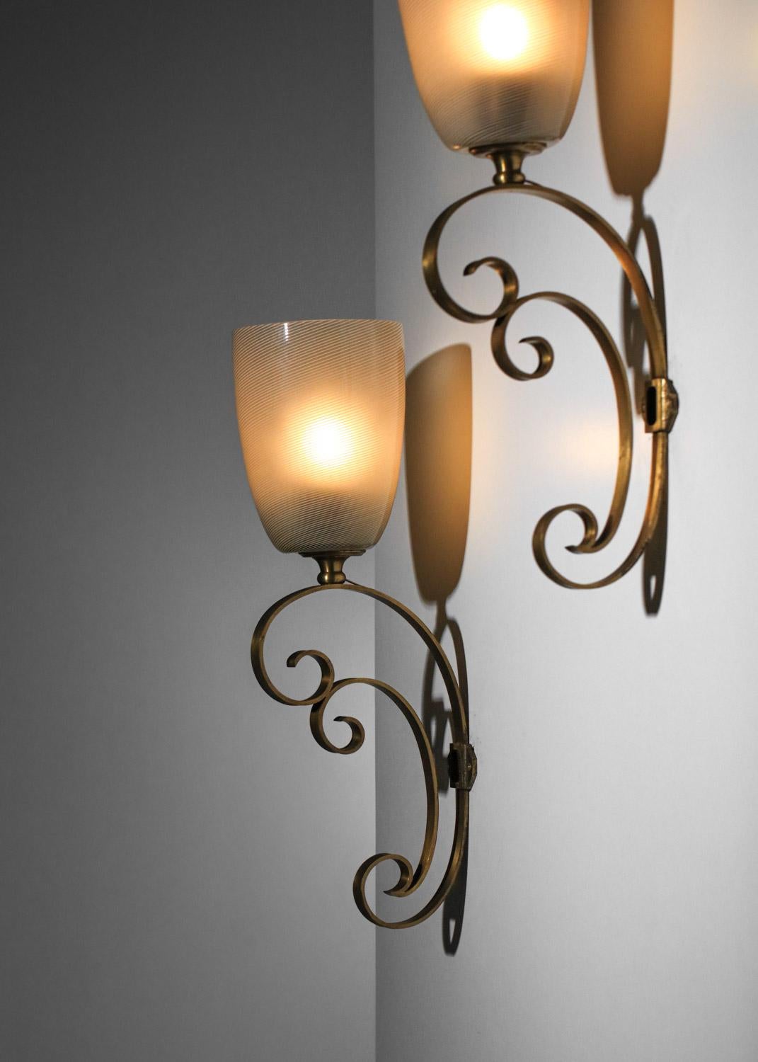 Paire d'appliques italiennes en verre de Murano sur structure en métal doré des années 60 en vente 3