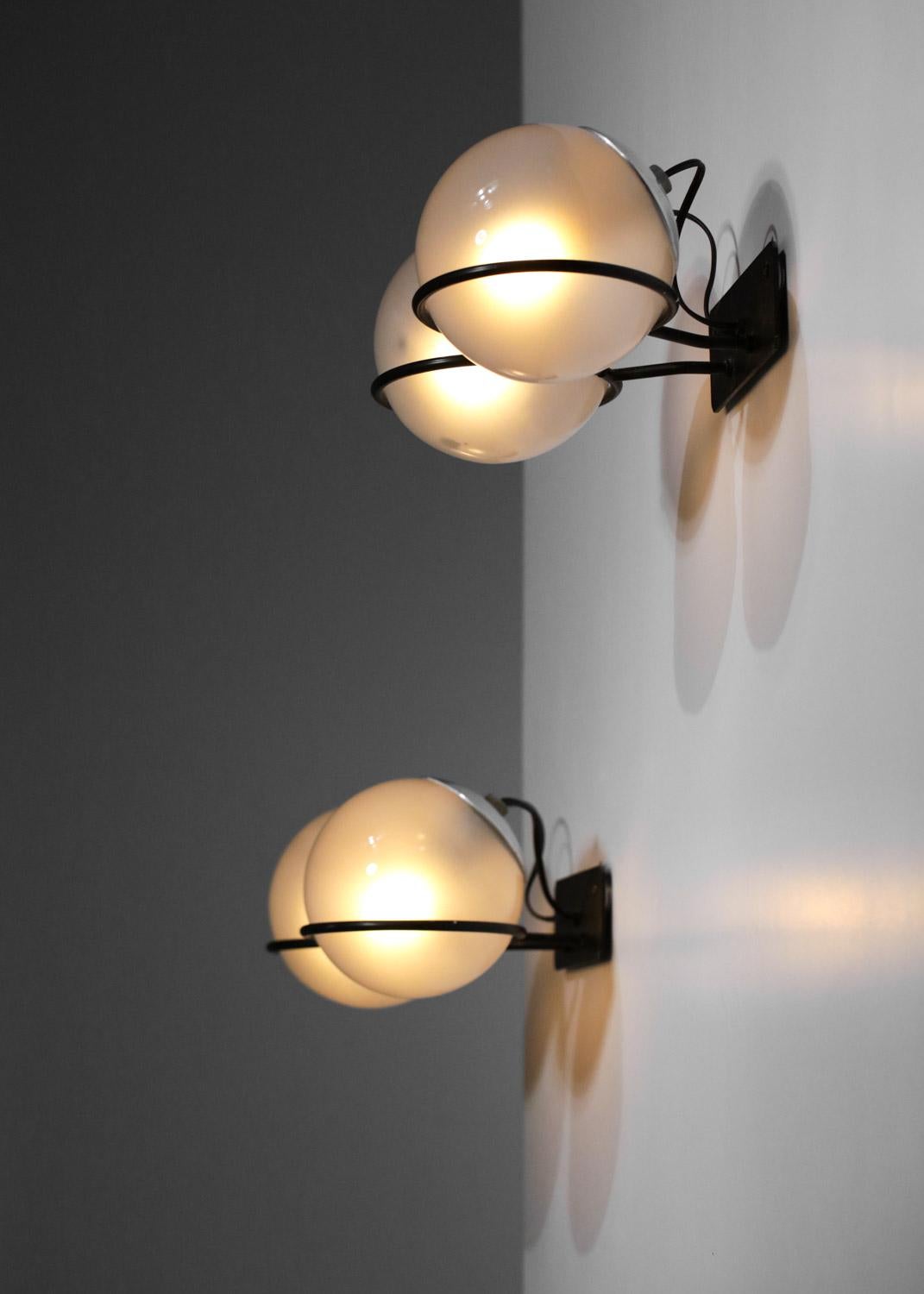 Paar Wandlampen Modell 237/2 des berühmten italienischen Designers Gino Sarfatti, herausgegeben von Arteluce in den 1950er Jahren. Schwarz lackierte Metallstruktur (Originalfarbe) und doppelte Diffusoren in Form von Milchglas-Kugeln, die auf den