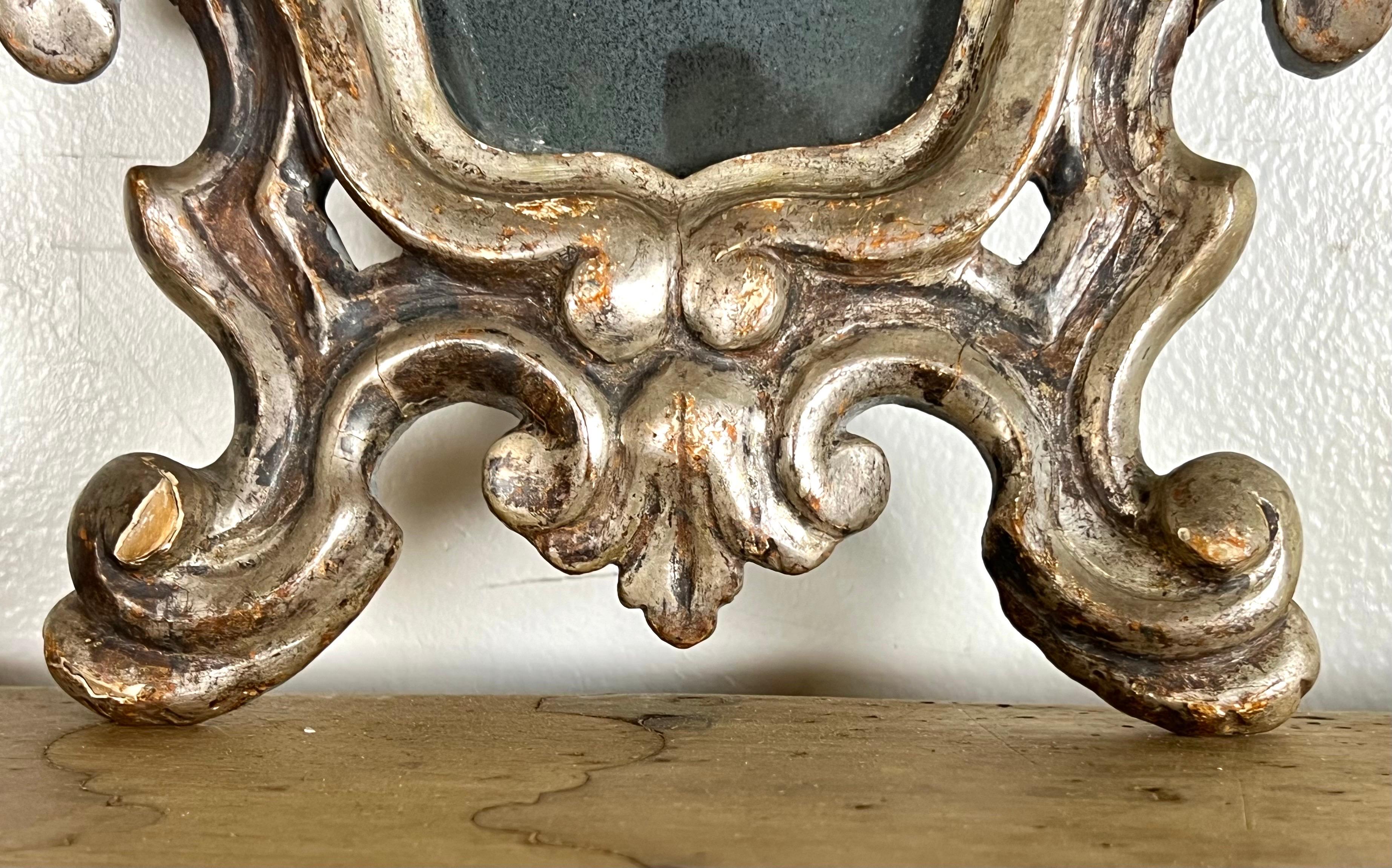 Paire de miroirs italiens de style baroque à volutes de feuilles d'argent en vente 4