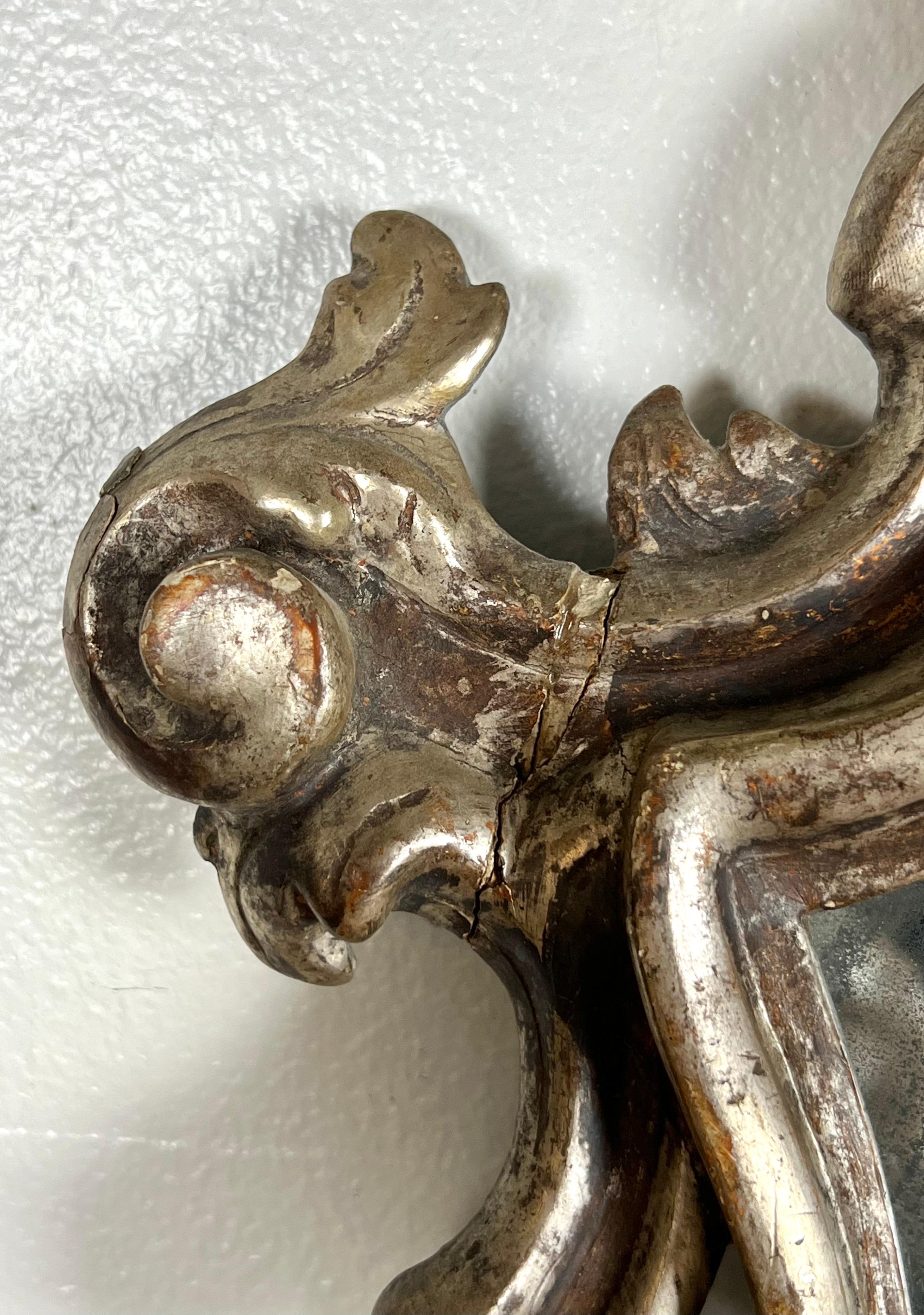 Feuille d'argent Paire de miroirs italiens de style baroque à volutes de feuilles d'argent en vente