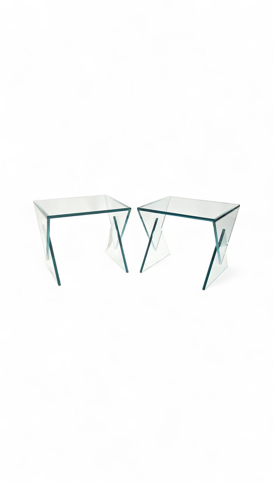 Mid-Century Modern Pair of Italian Sculpted Glass Side Tables en vente
