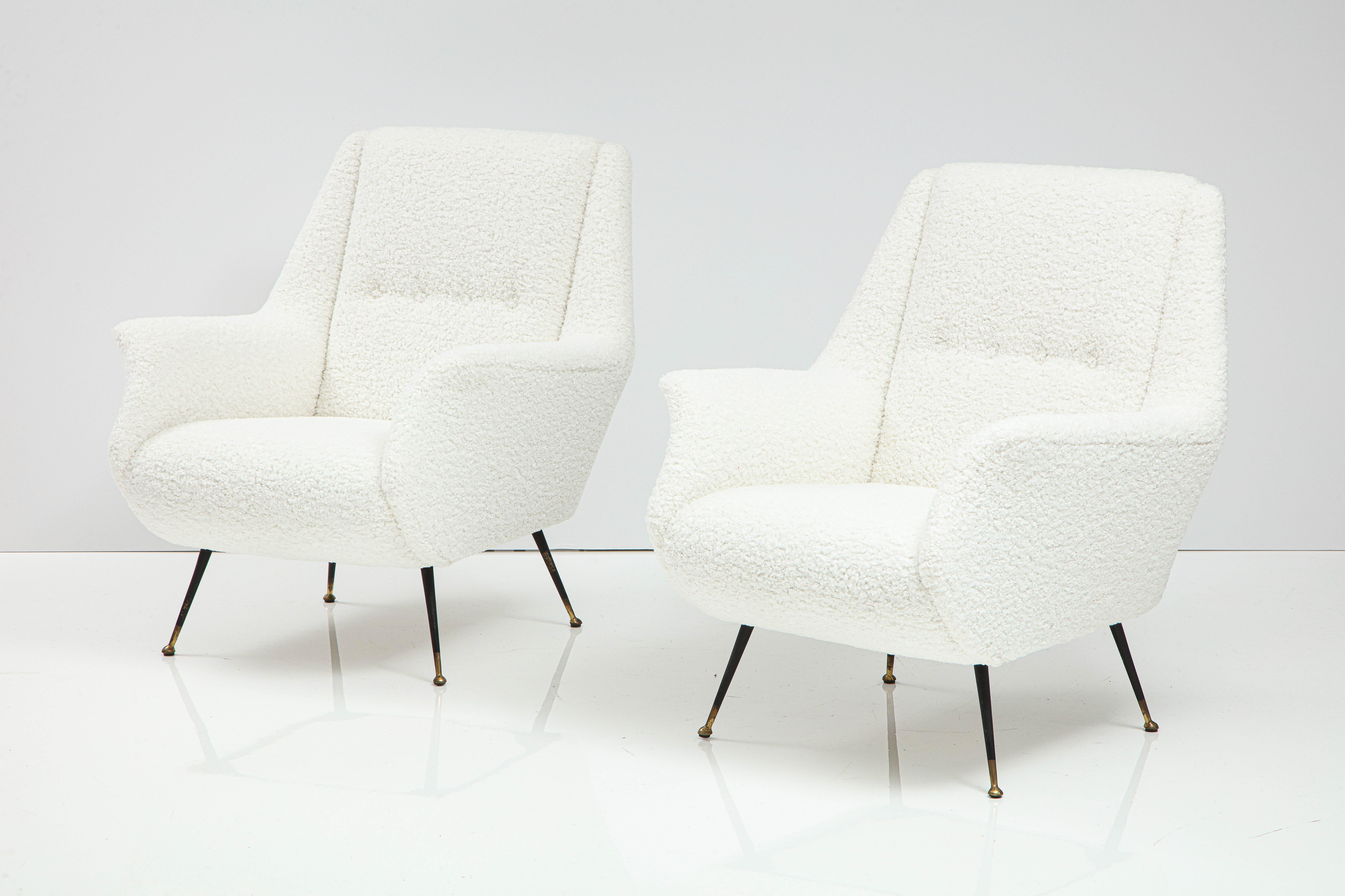 Mid-Century moderno Coppia di sedie da salotto scultoree in finto shearling, Italia, circa 1960 in vendita