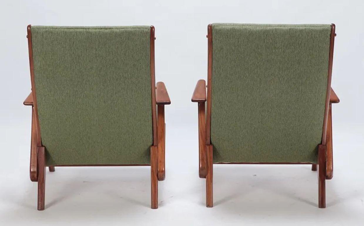 Pair of Italian Sculptural Walnut Lounge Chairs In Good Condition For Sale In New York, NY