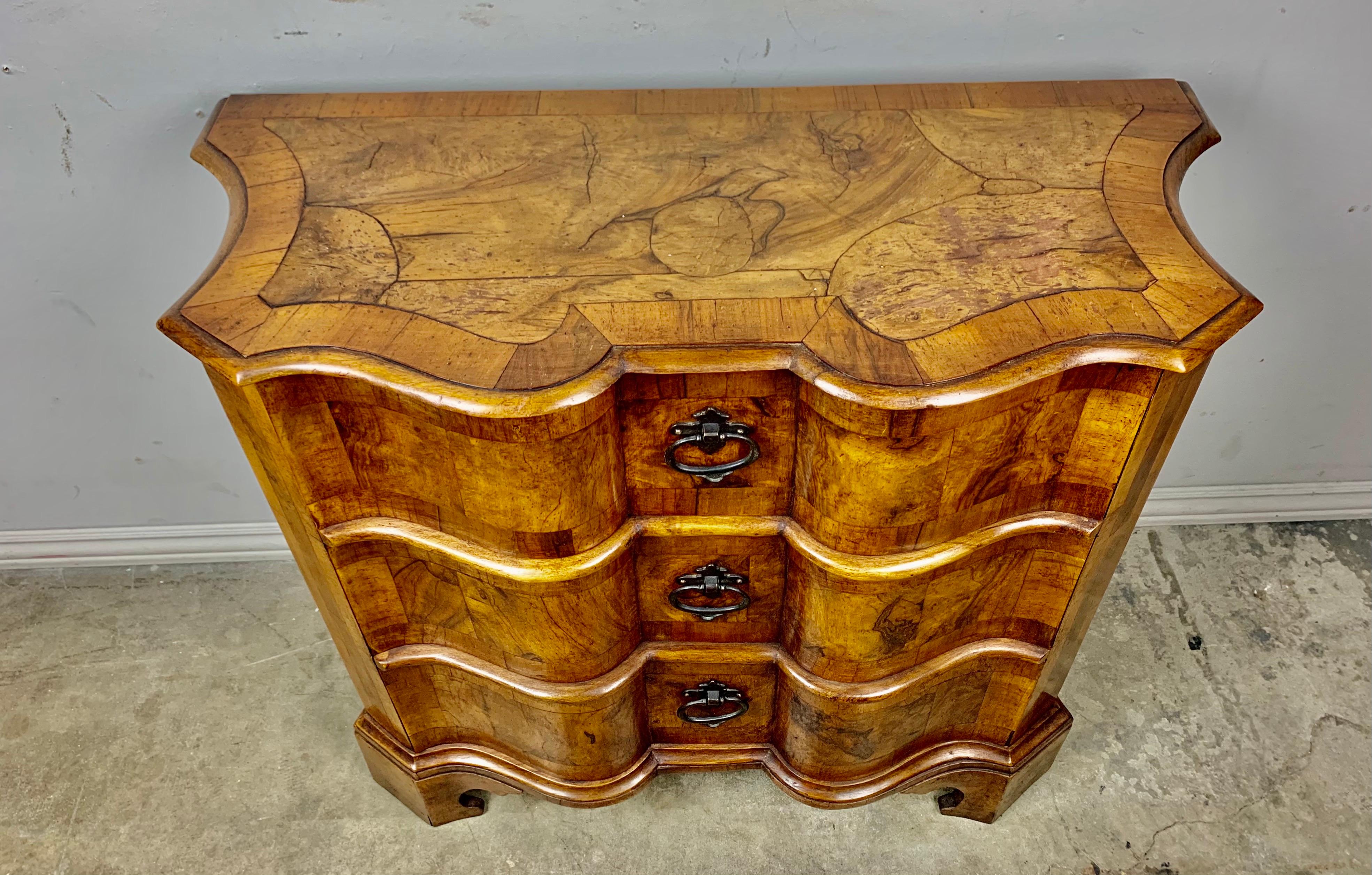 Pair of Italian Serpentine Shaped Burl Walnut Commodes, C. 1930's In Good Condition In Los Angeles, CA