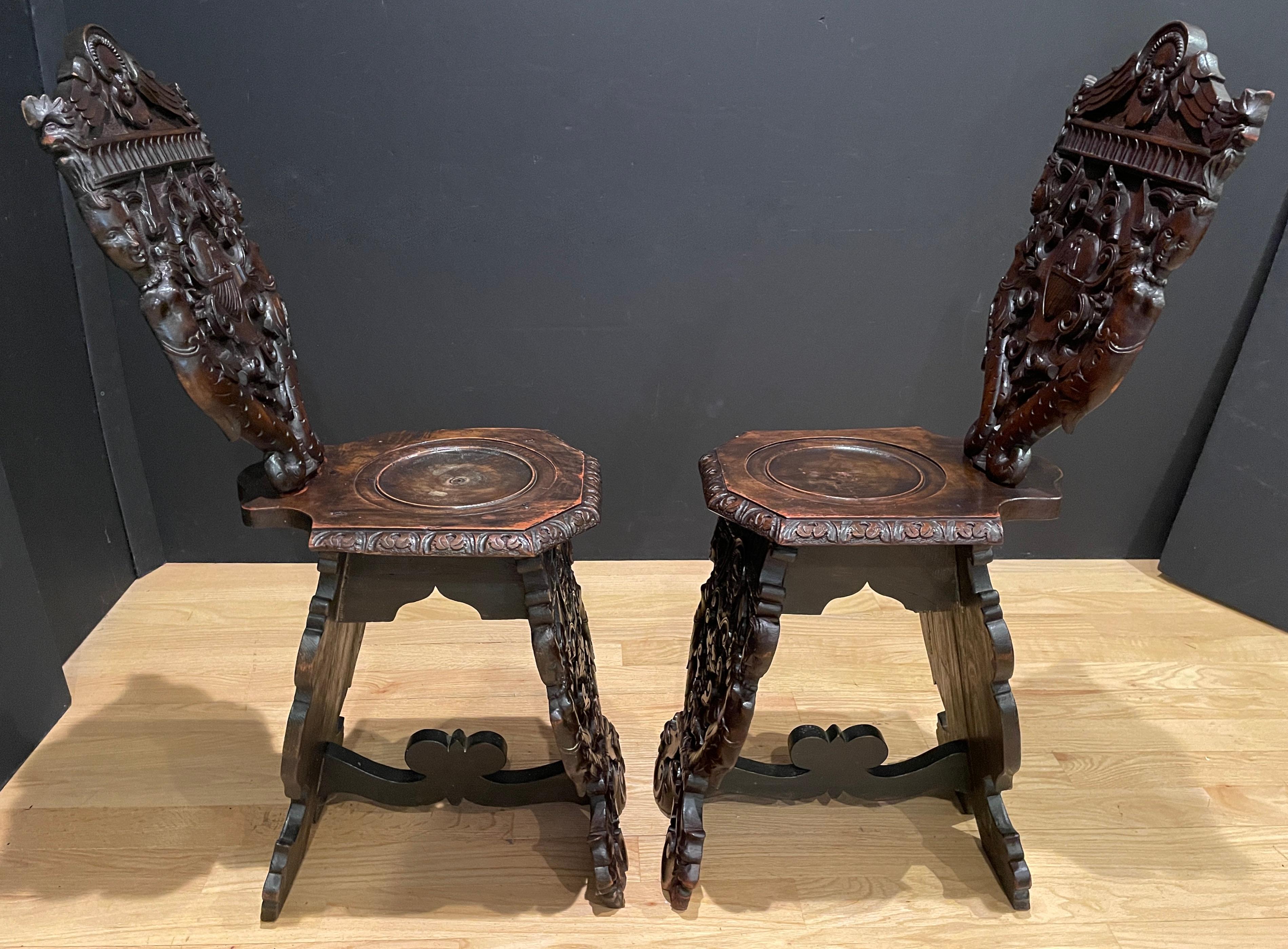 Paar antike italienische geschnitzte Sgabello Stühle im Zustand „Gut“ im Angebot in Norwood, NJ
