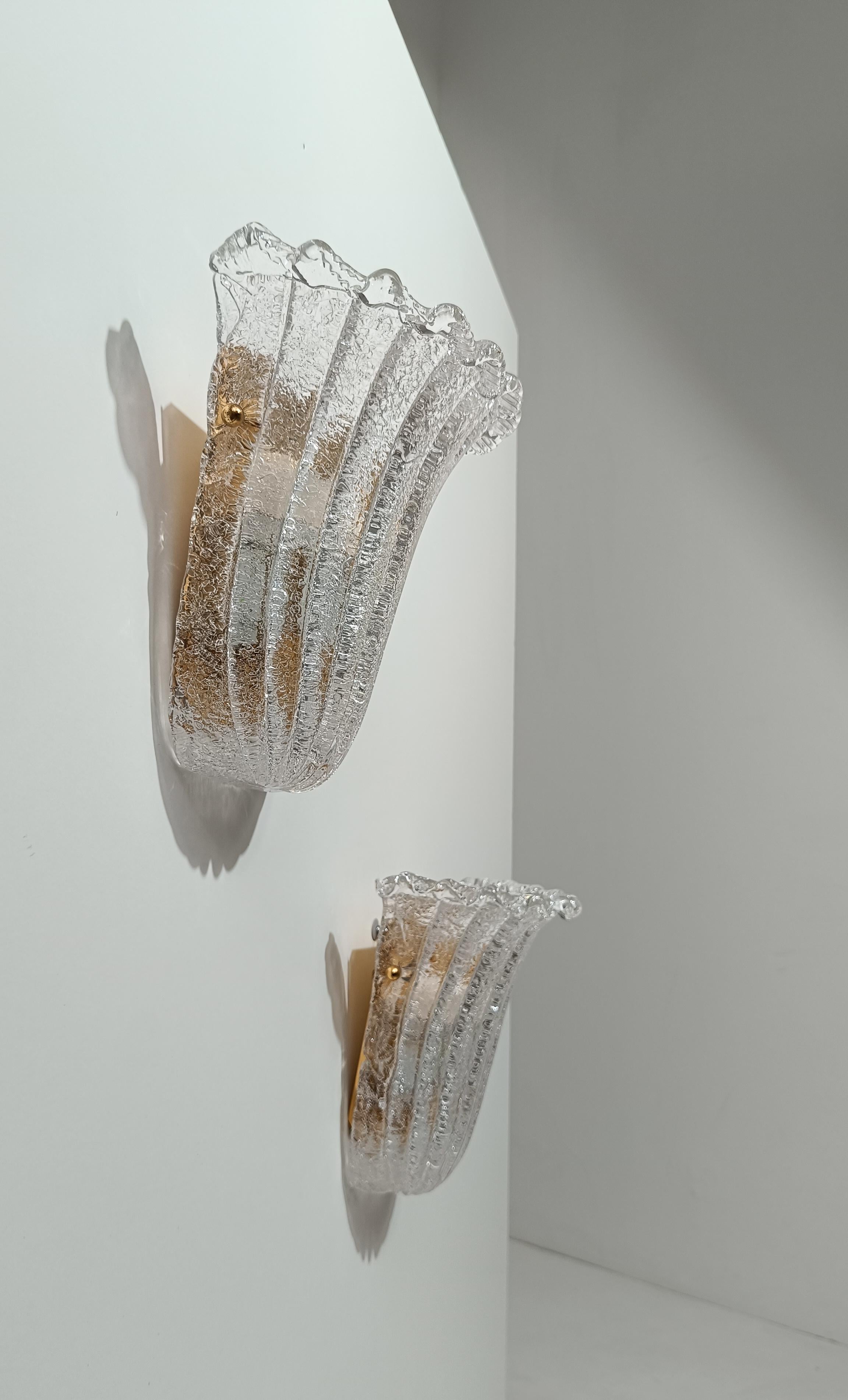 Proponiamo in vendita un'elegante coppia di appliques realizzate in Italia tra gli anni '80 e i primi anni '90, ispirate all'eleganza senza tempo dei modelli di inizio secolo prodotti dalla storica azienda veneziana Barovier&Toso.

Ogni applique
