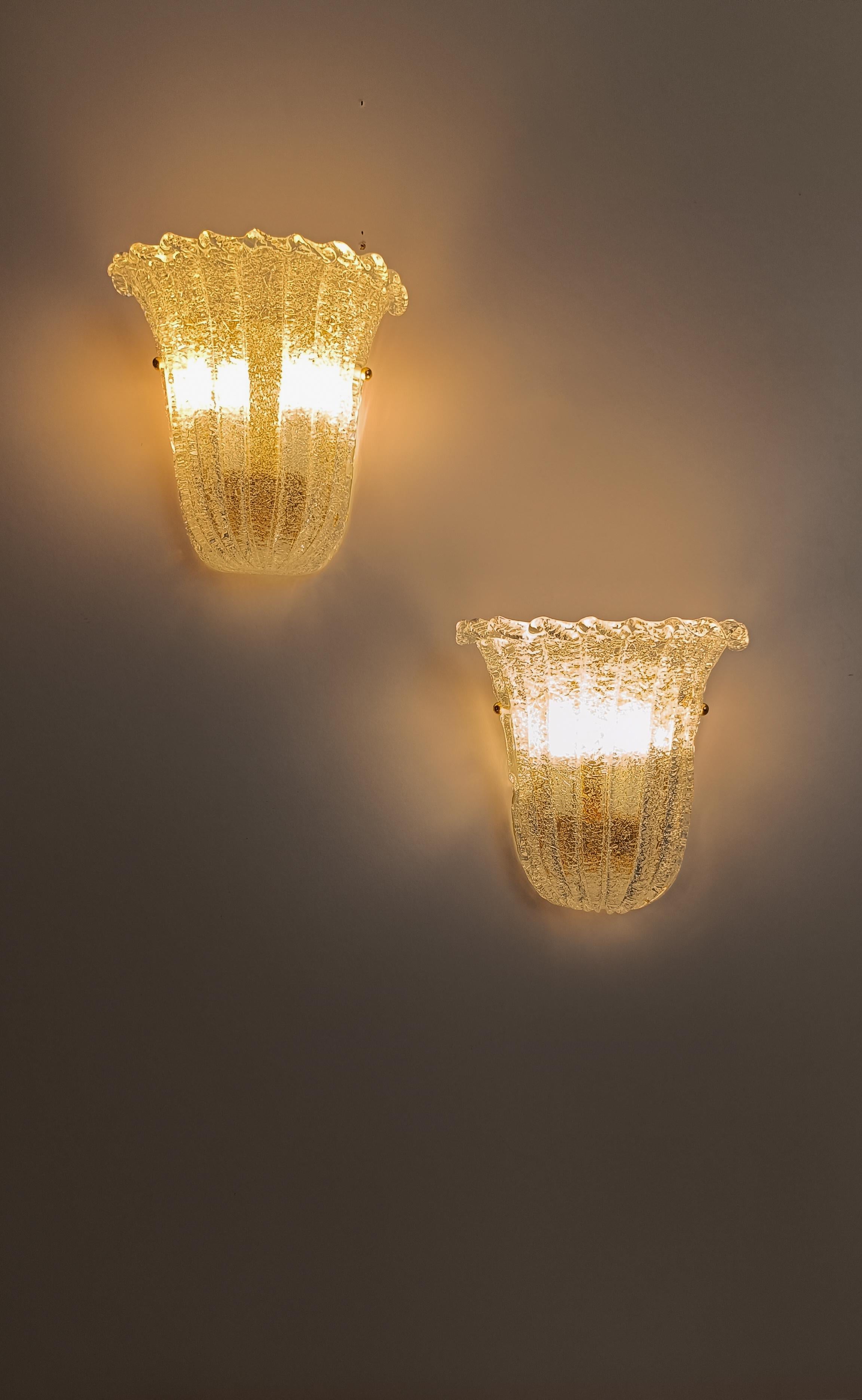 Italiano Coppia di scudi italiani in vetro di Murano Graniglia, stile Barovier, anni '80 in vendita