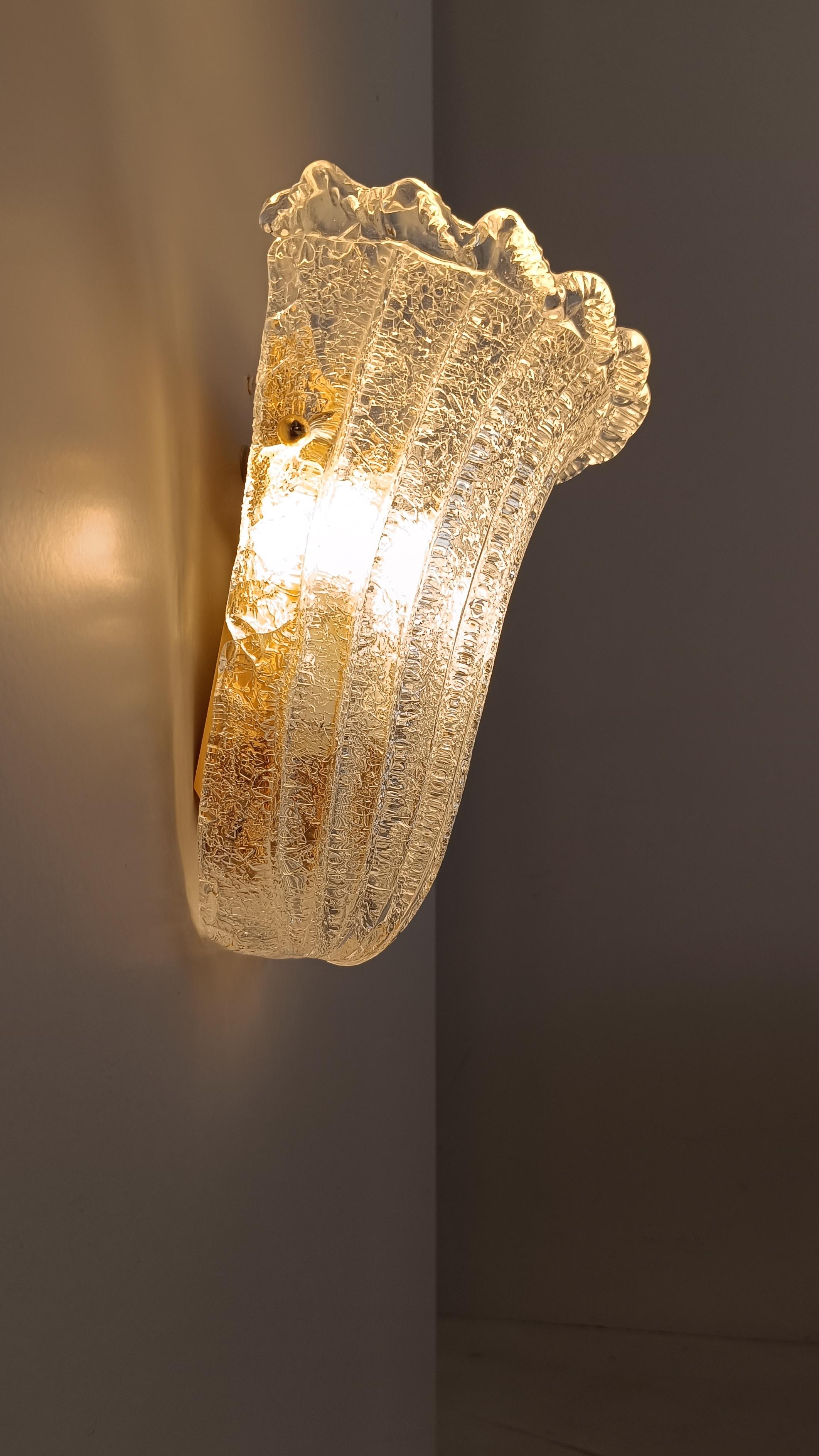 Coppia di scudi italiani in vetro di Murano Graniglia, stile Barovier, anni '80 In condizioni buone in vendita a Roma, IT