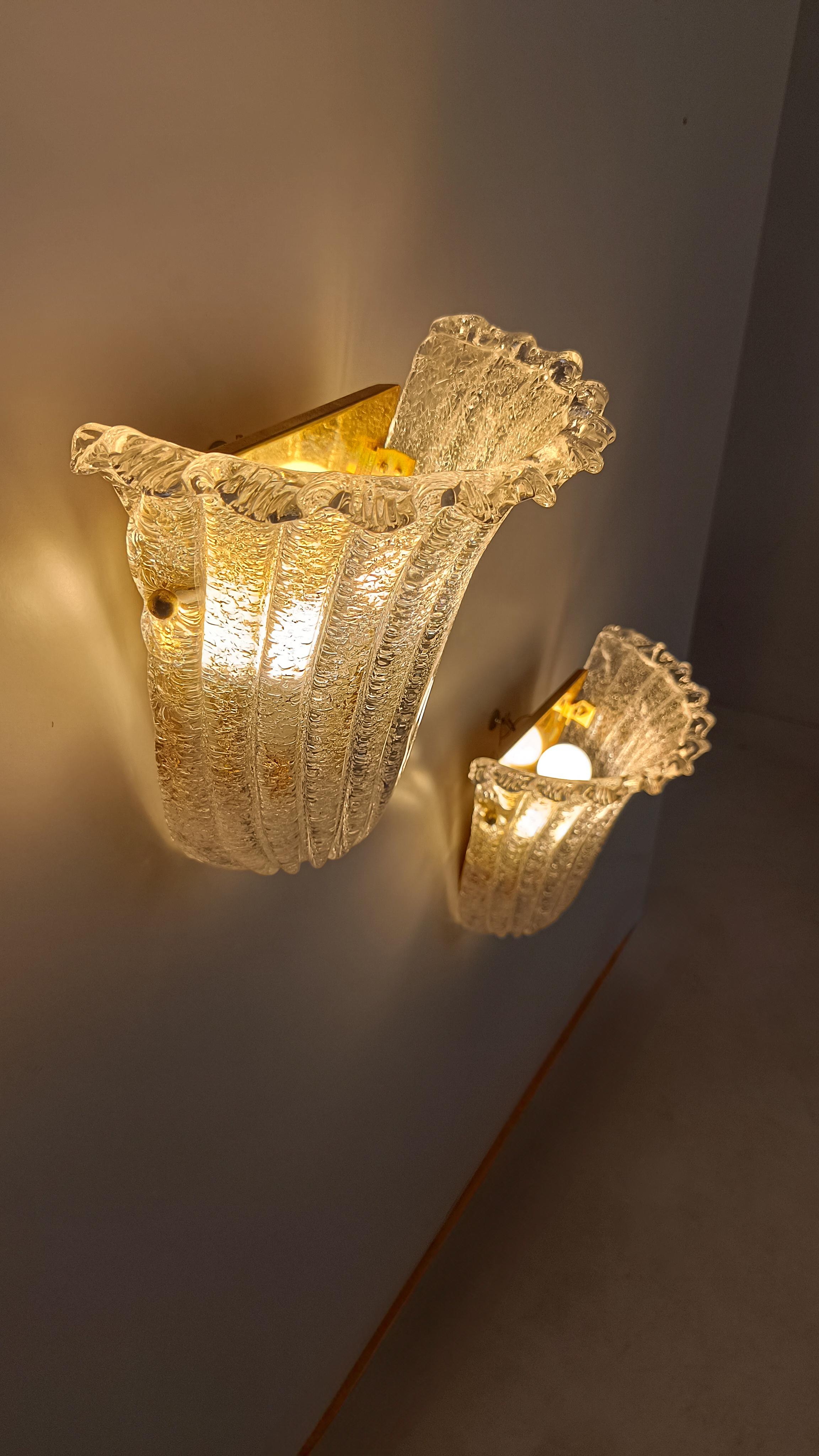 Fine XX secolo Coppia di scudi italiani in vetro di Murano Graniglia, stile Barovier, anni '80 in vendita