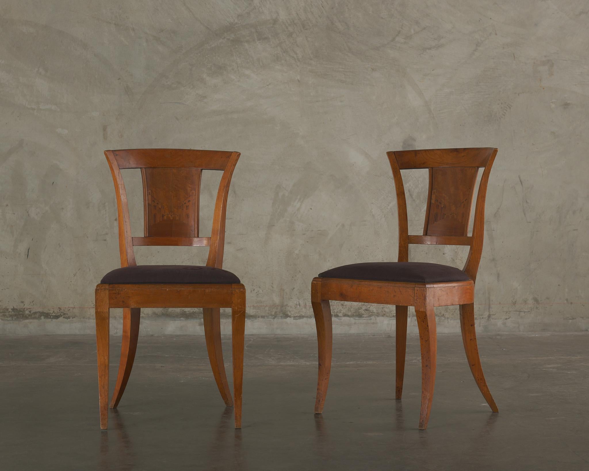 Añade un toque vintage a cualquier habitación con este par de preciosas sillas auxiliares talladas y detalladas a mano.