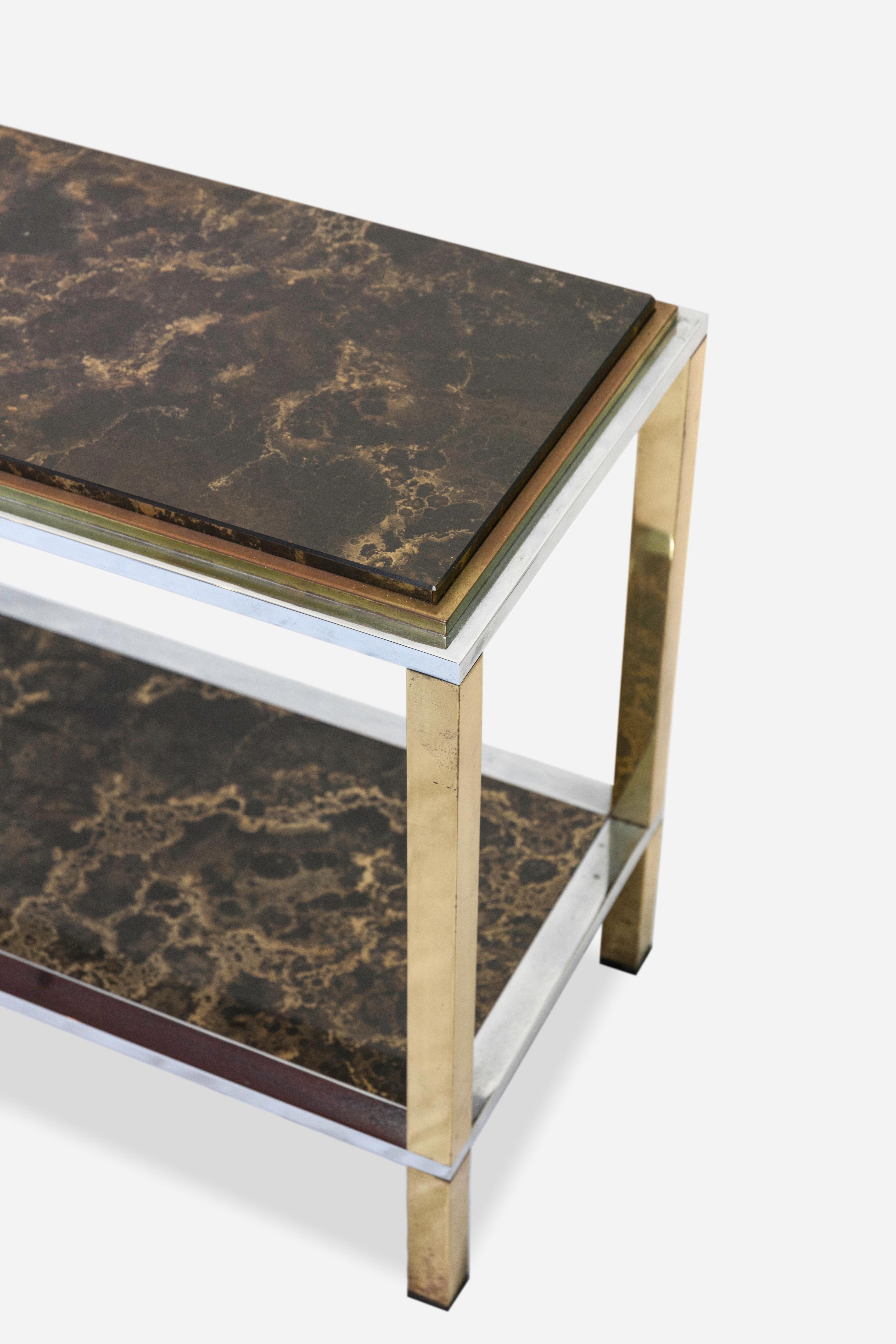 Cette paire de tables d'appoint italiennes, fabriquées vers les années 1970, est conçue à la manière de Willy Rizzo, reprenant son mélange caractéristique de glamour, de géométrie épurée et de matérialité raffinée. Fabriquées en Italie, les tables