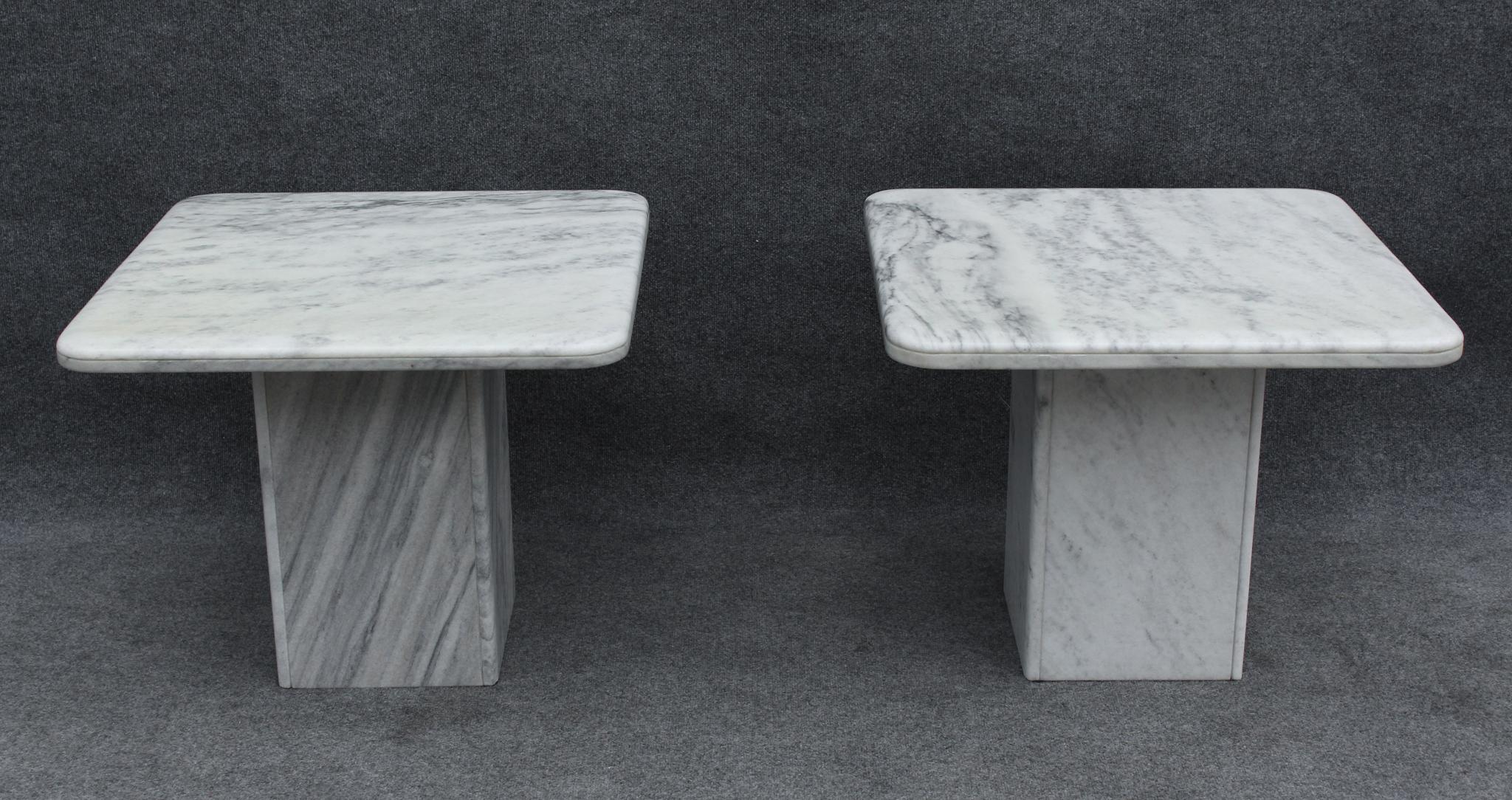Mid-Century Modern Pair of Italian Side Tables in White Marble With Grey Veining 1970s For Sale