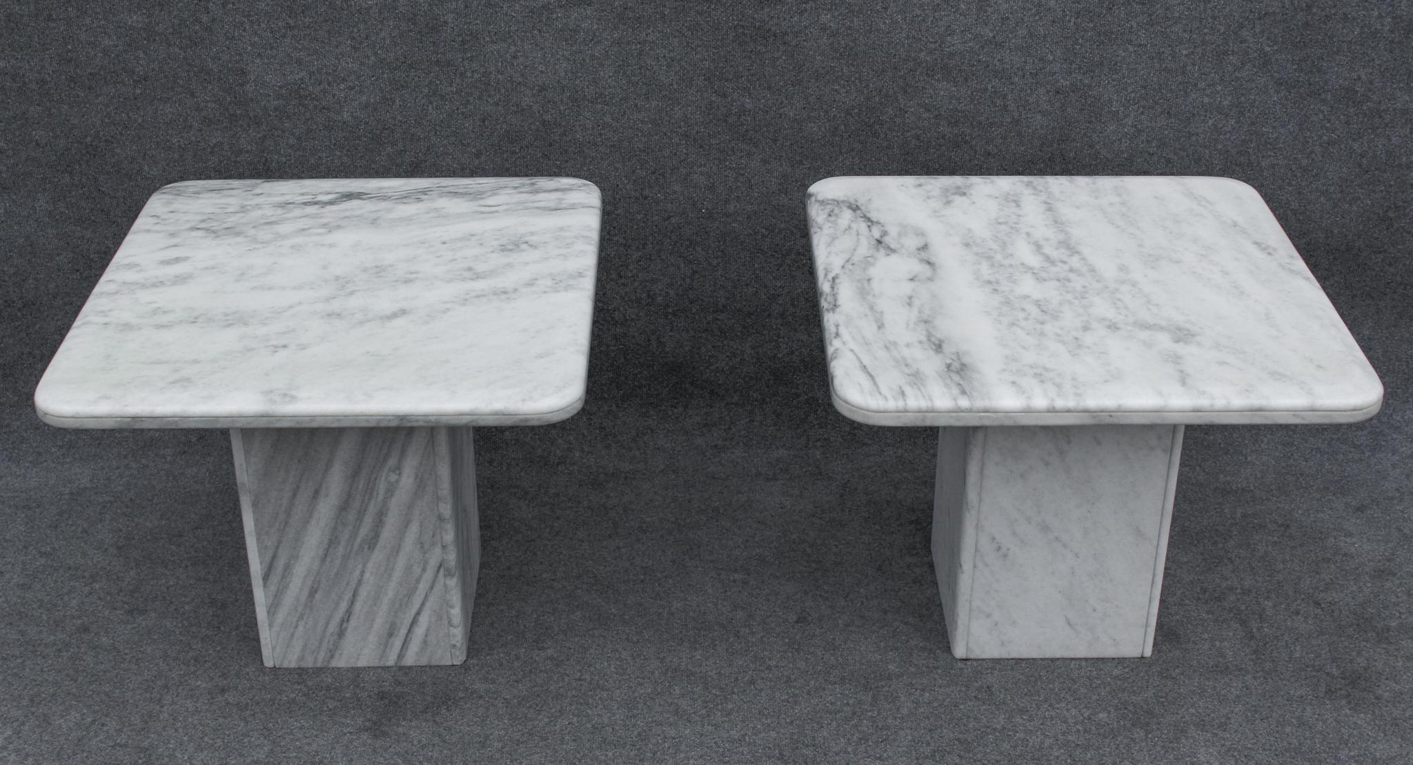 Pair of Italian Side Tables in White Marble With Grey Veining 1970s In Good Condition For Sale In Philadelphia, PA