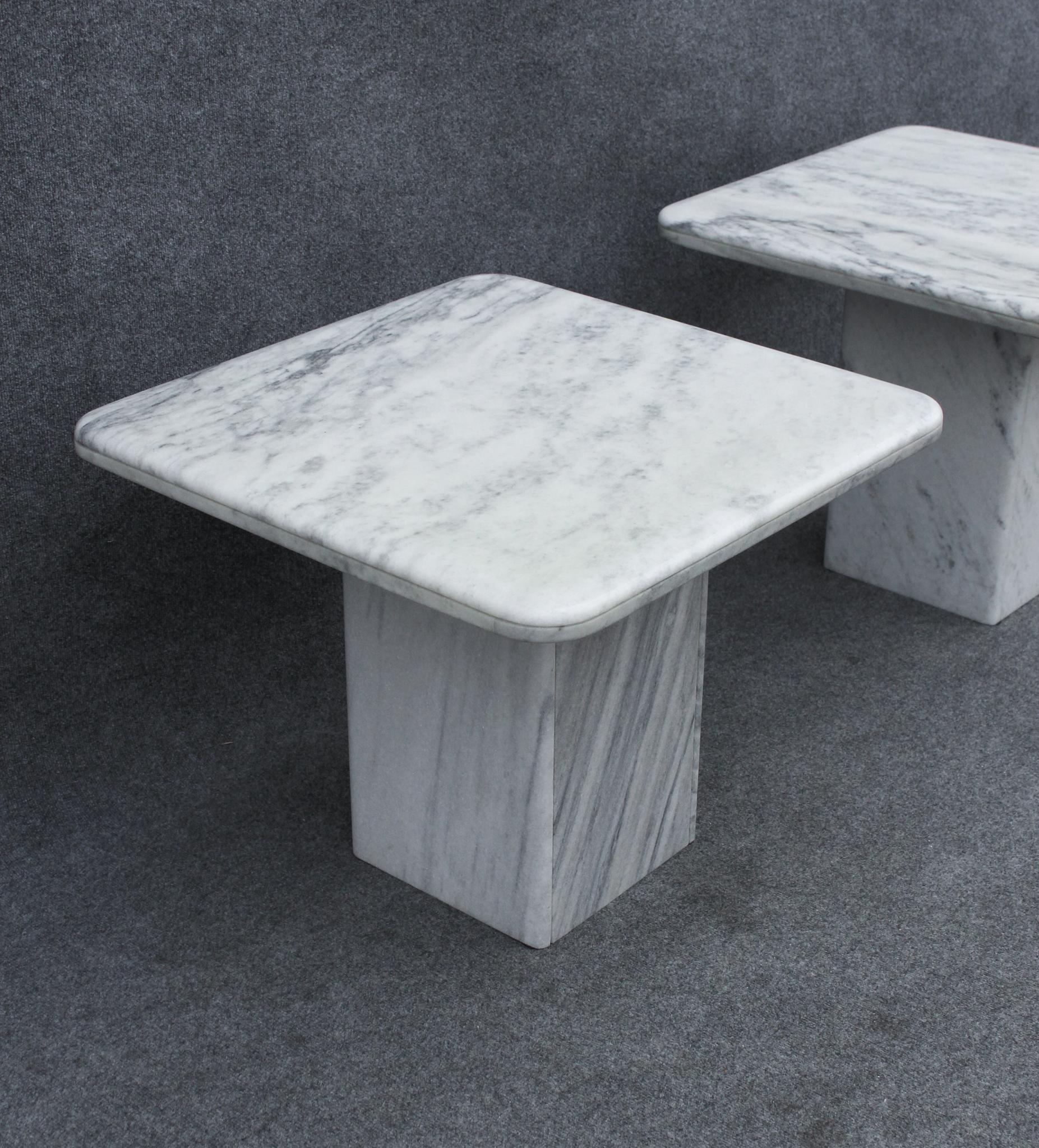 Late 20th Century Pair of Italian Side Tables in White Marble With Grey Veining 1970s For Sale