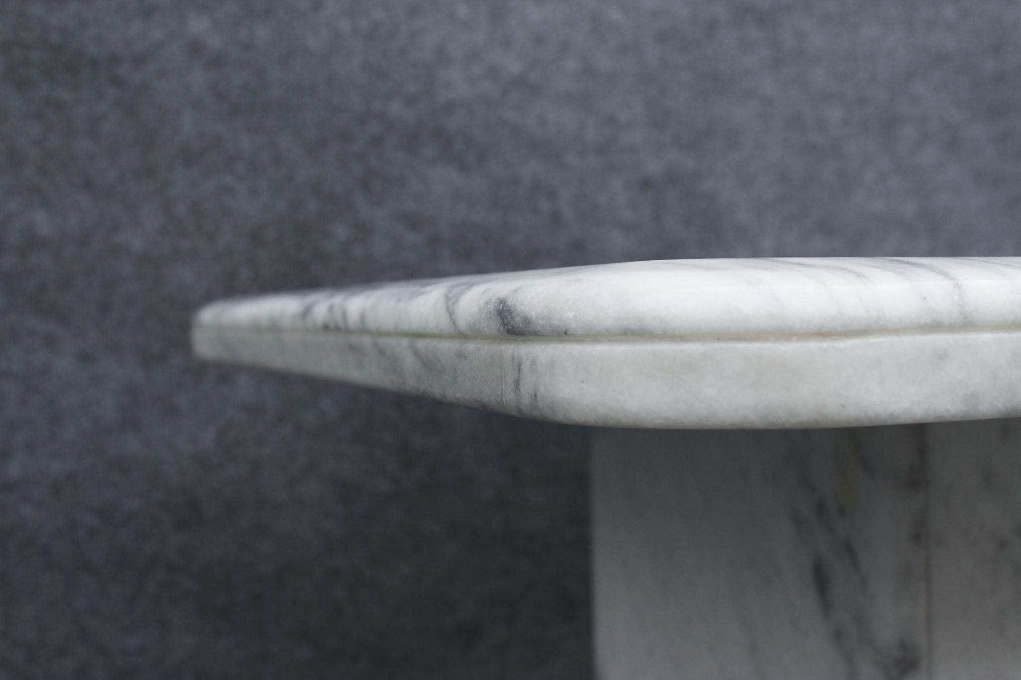 Paire de tables d'appoint italiennes en marbre blanc avec veining gris 1970 en vente 3