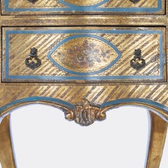 Paire de tables d'appoint italiennes avec décorations dorées