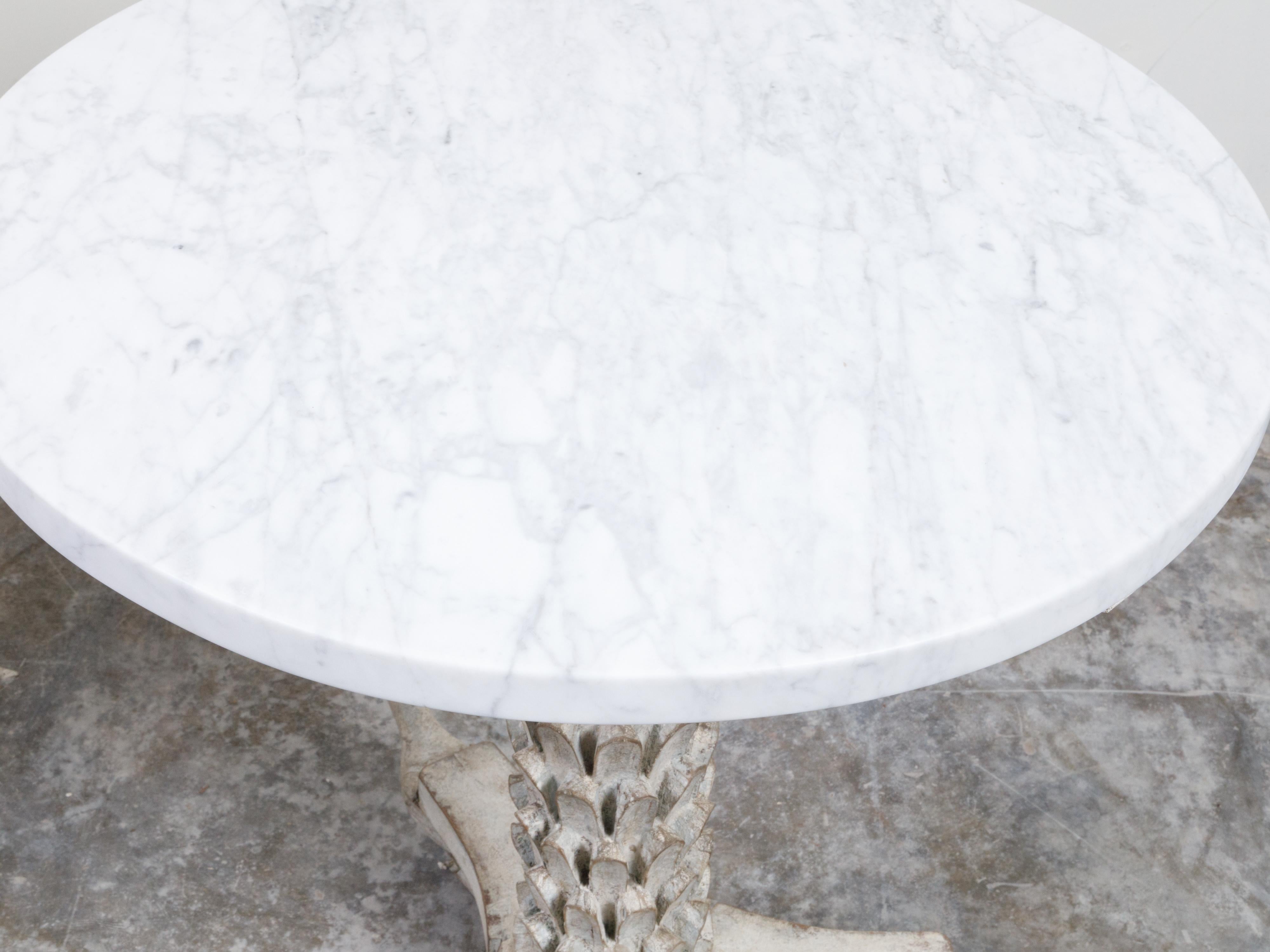 Mid-Century Modern Paire de tables d'appoint italiennes avec plateau en marbre blanc et bases en forme de palmier sculpté en vente